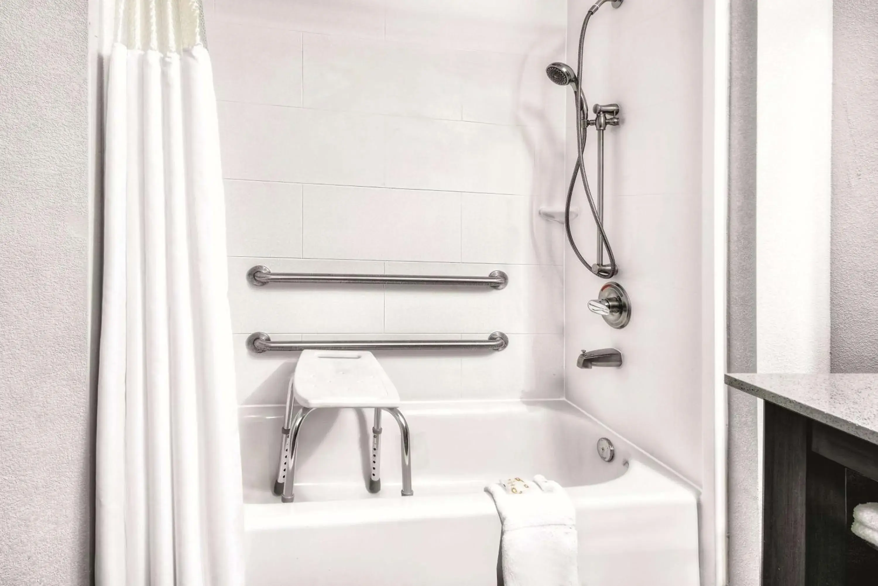 1 King Bed, Deluxe Mobility Accessible Room, Bathtub w/ Grab Bars, Non-Smoking in La Quinta by Wyndham Victoria - South 1 King Bed, Deluxe Mobility Accessible Room, Bathtub w/ Grab Bars, Non-Smoking in La Quinta by Wyndham Victoria - South