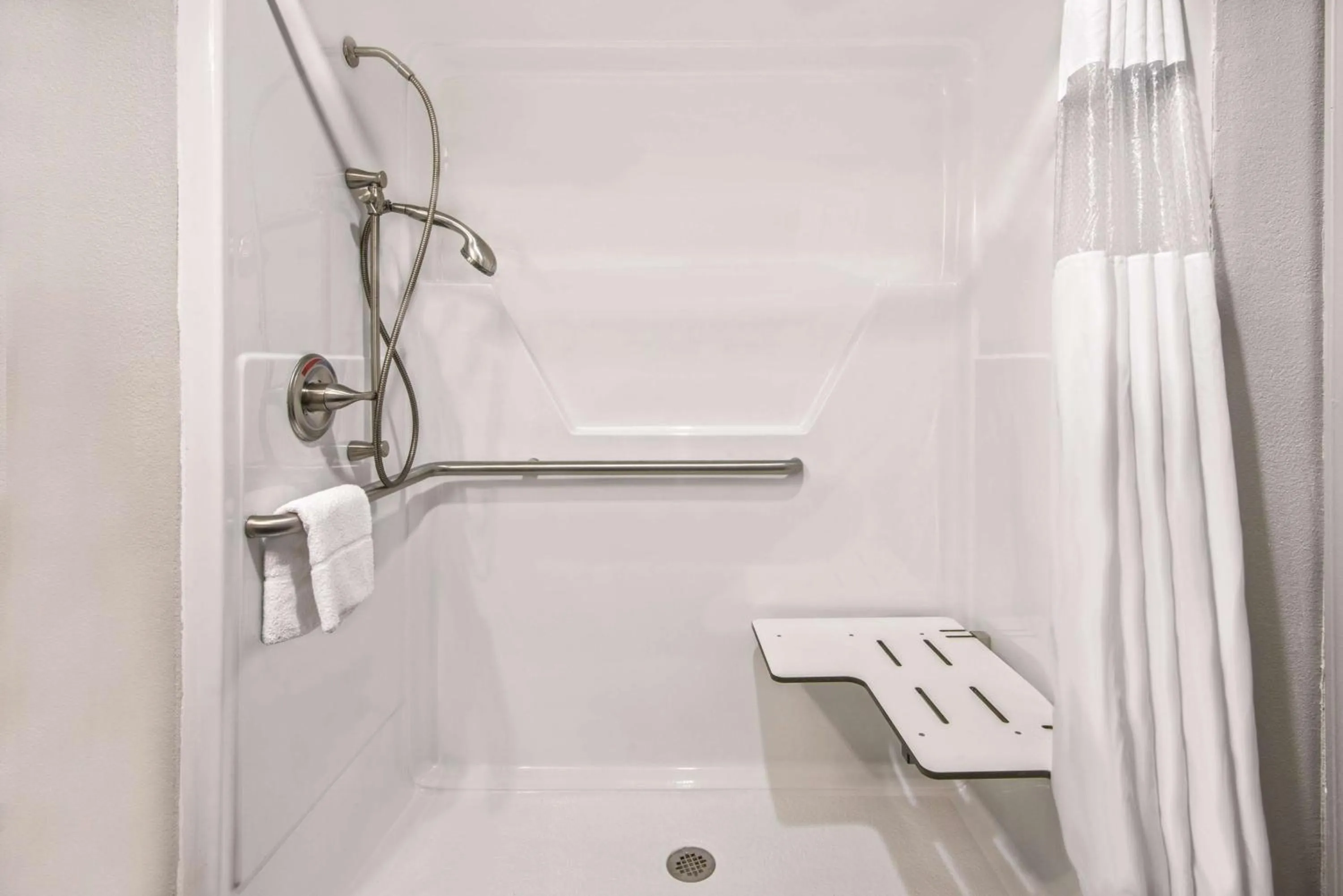 Photo of the whole room in La Quinta by Wyndham Victoria - South