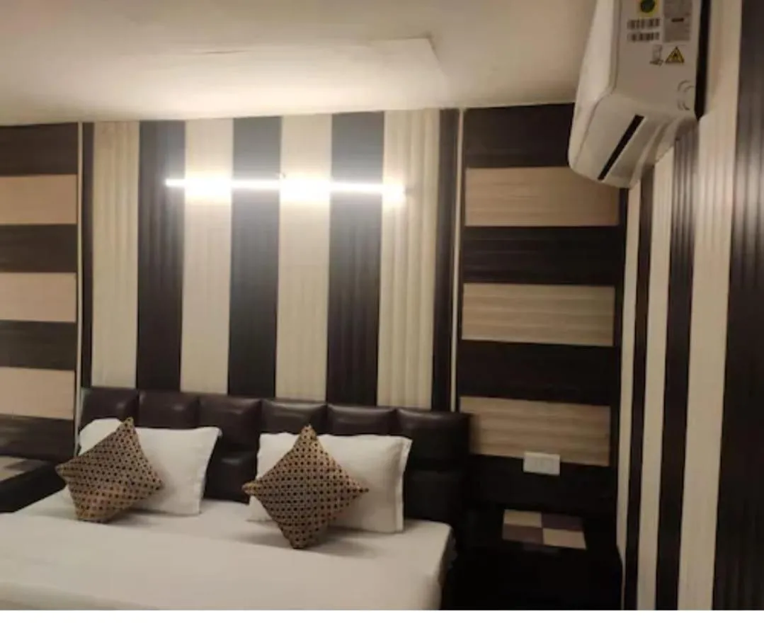 Bed in Hotel R S Residency