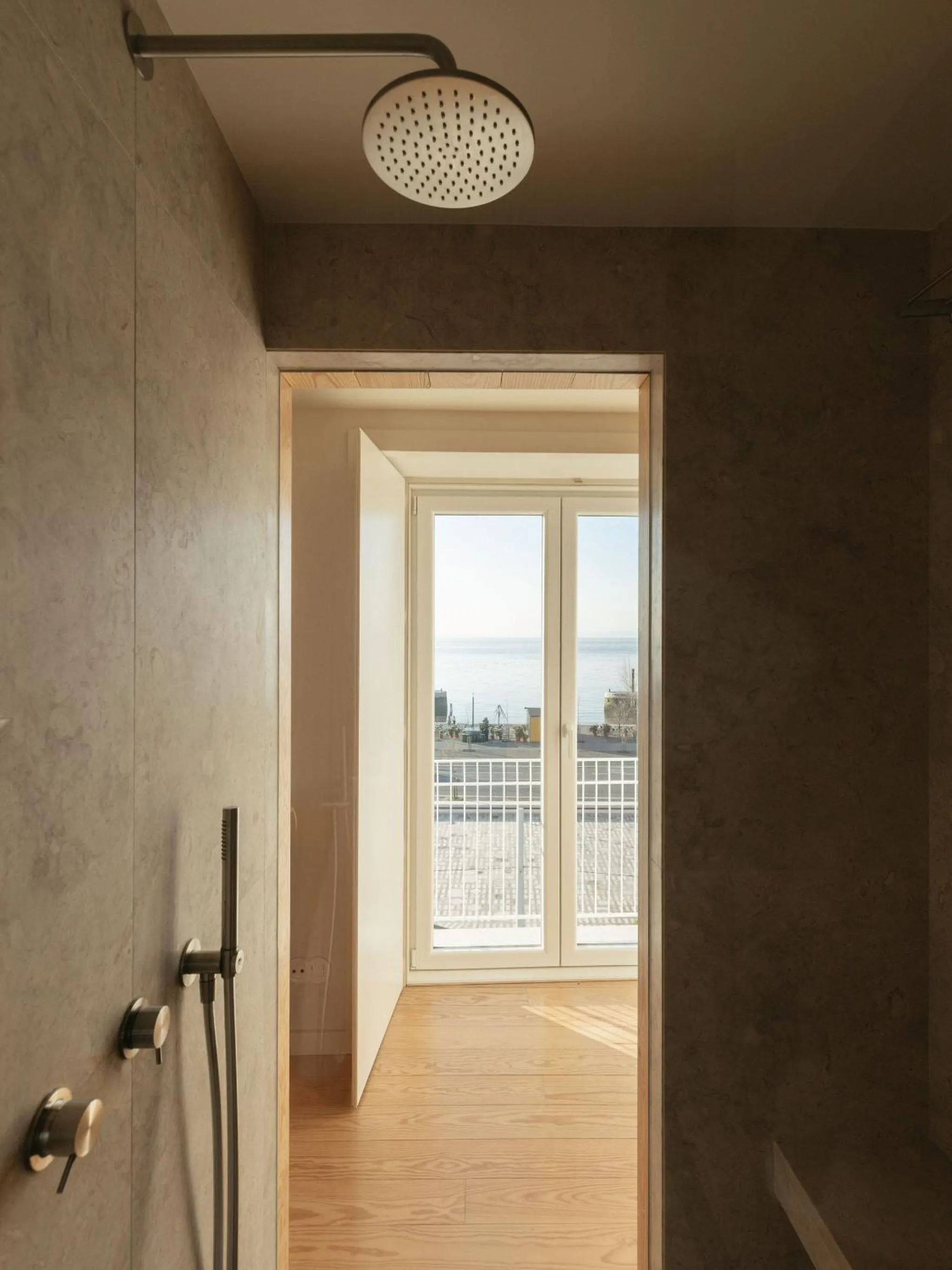 Shower in LIOZ Lisboa