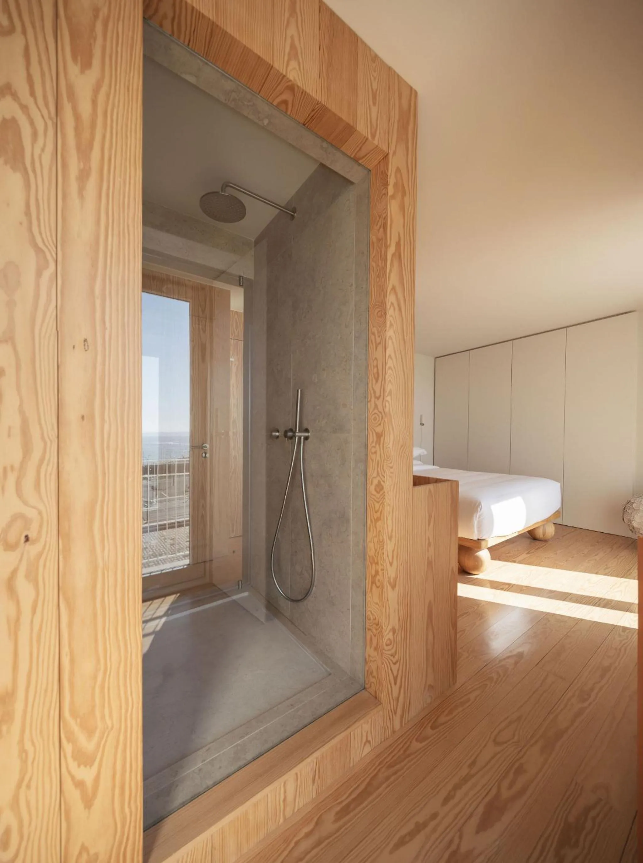 Shower, Bed in LIOZ Lisboa