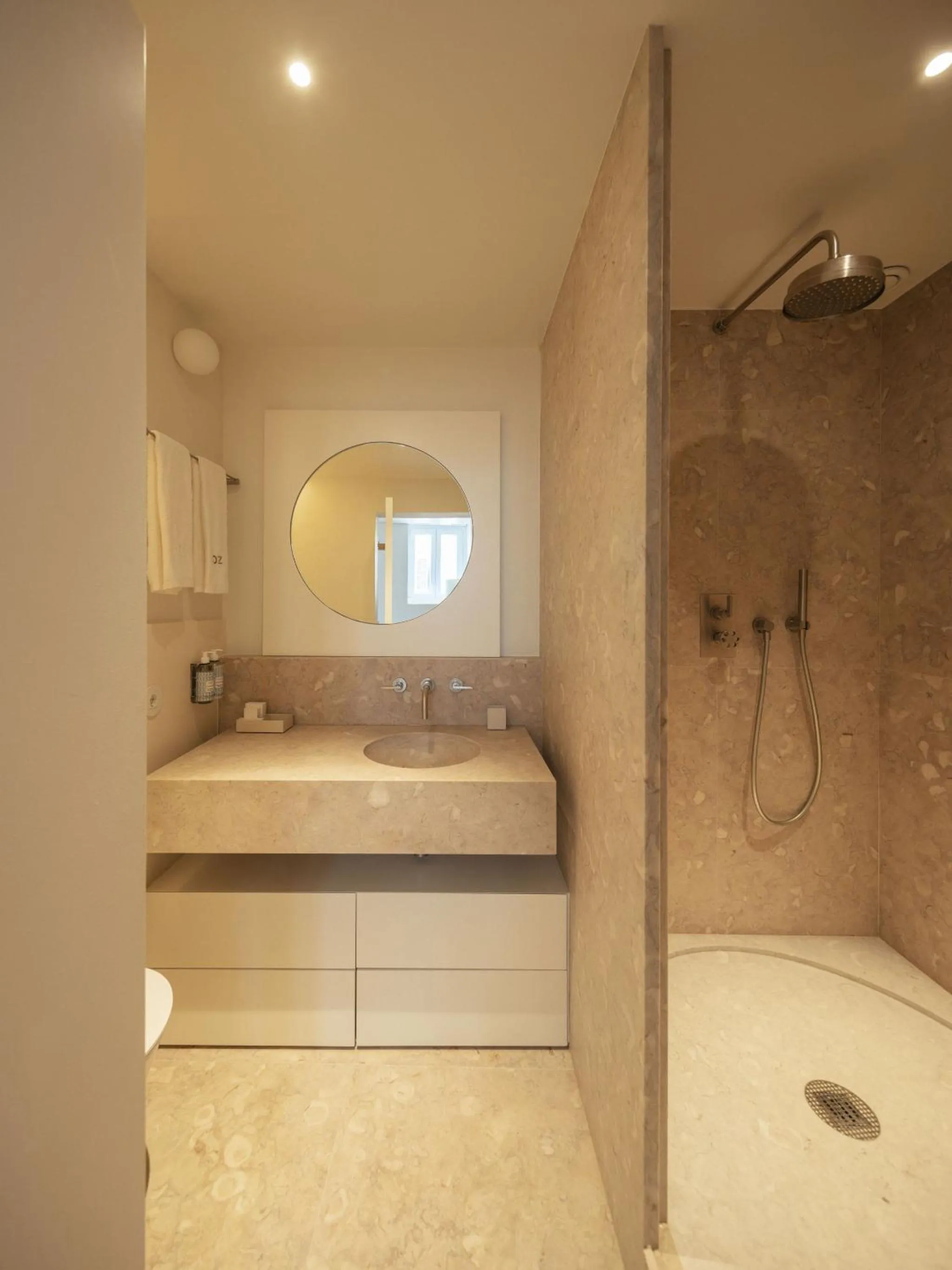 Shower, Bed in LIOZ Lisboa