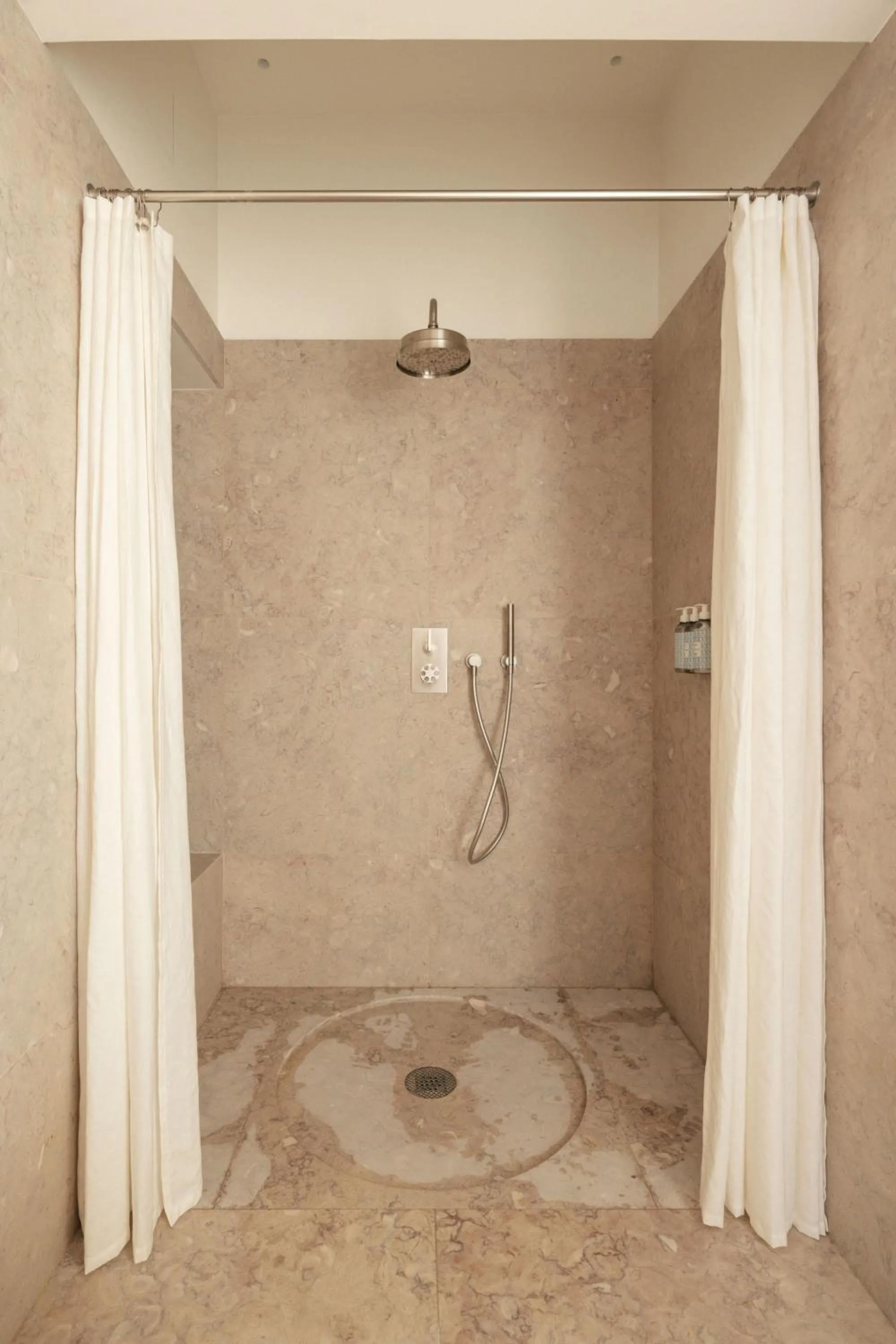 Shower in LIOZ Lisboa