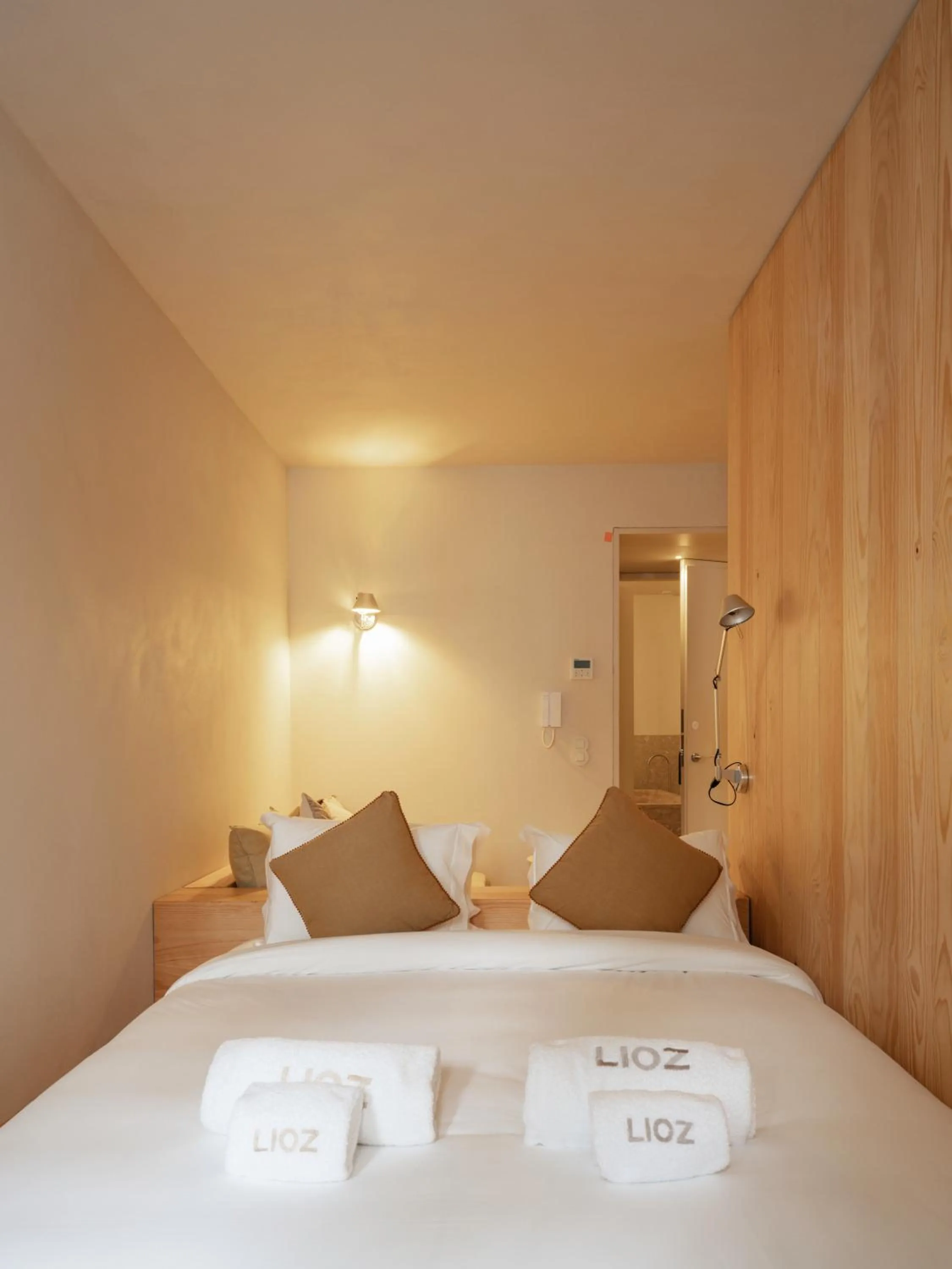 Toilet, Bed in LIOZ Lisboa