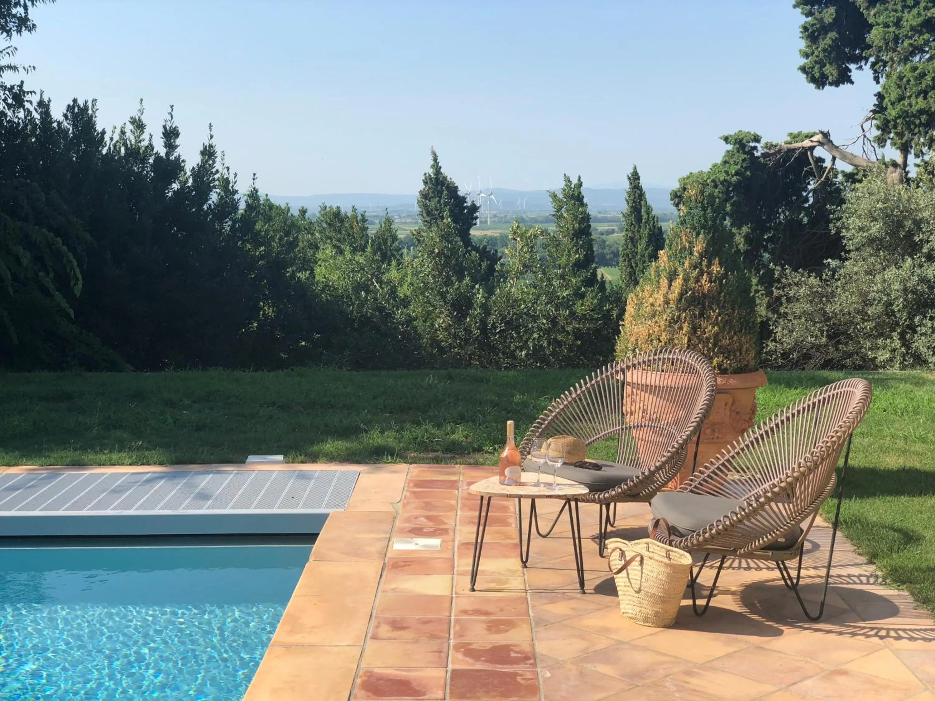 Pool view in Chateau de Paraza
