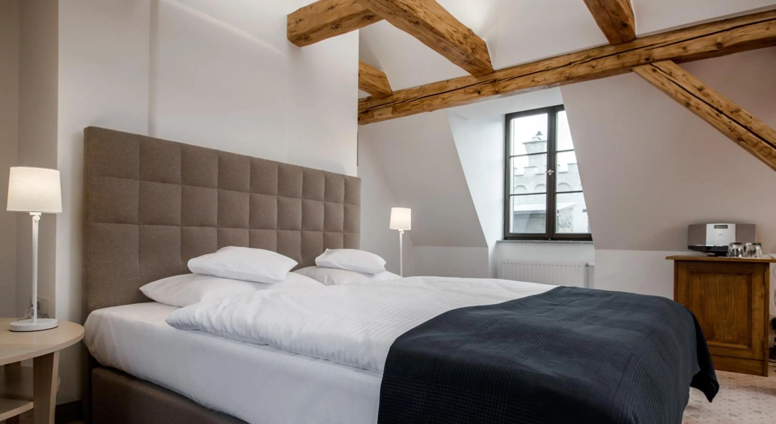 Photo of the whole room, Bed in Zamek Karpniki Schloss Fischbach