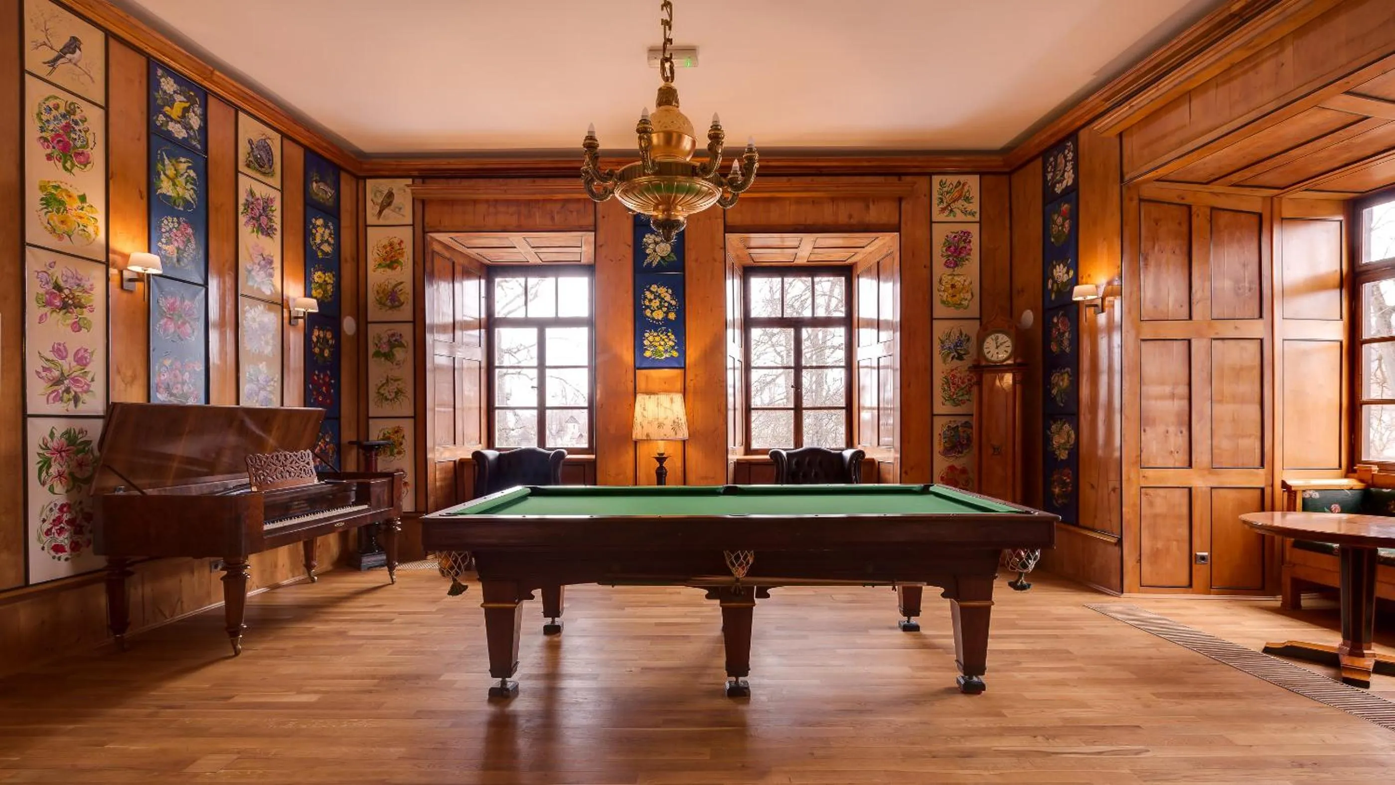 Communal lounge/ TV room in Zamek Karpniki Schloss Fischbach