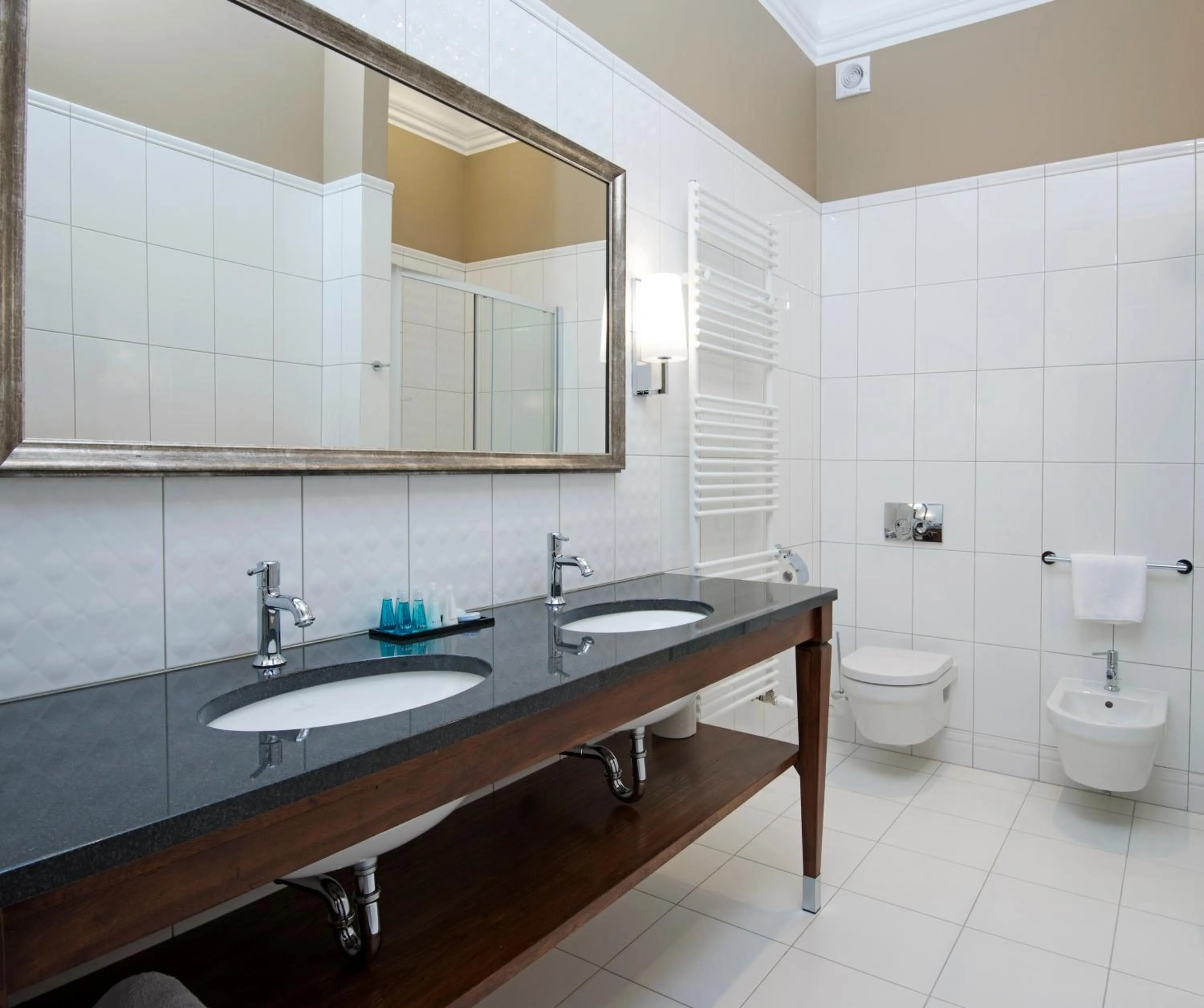 Bathroom in Zamek Karpniki Schloss Fischbach