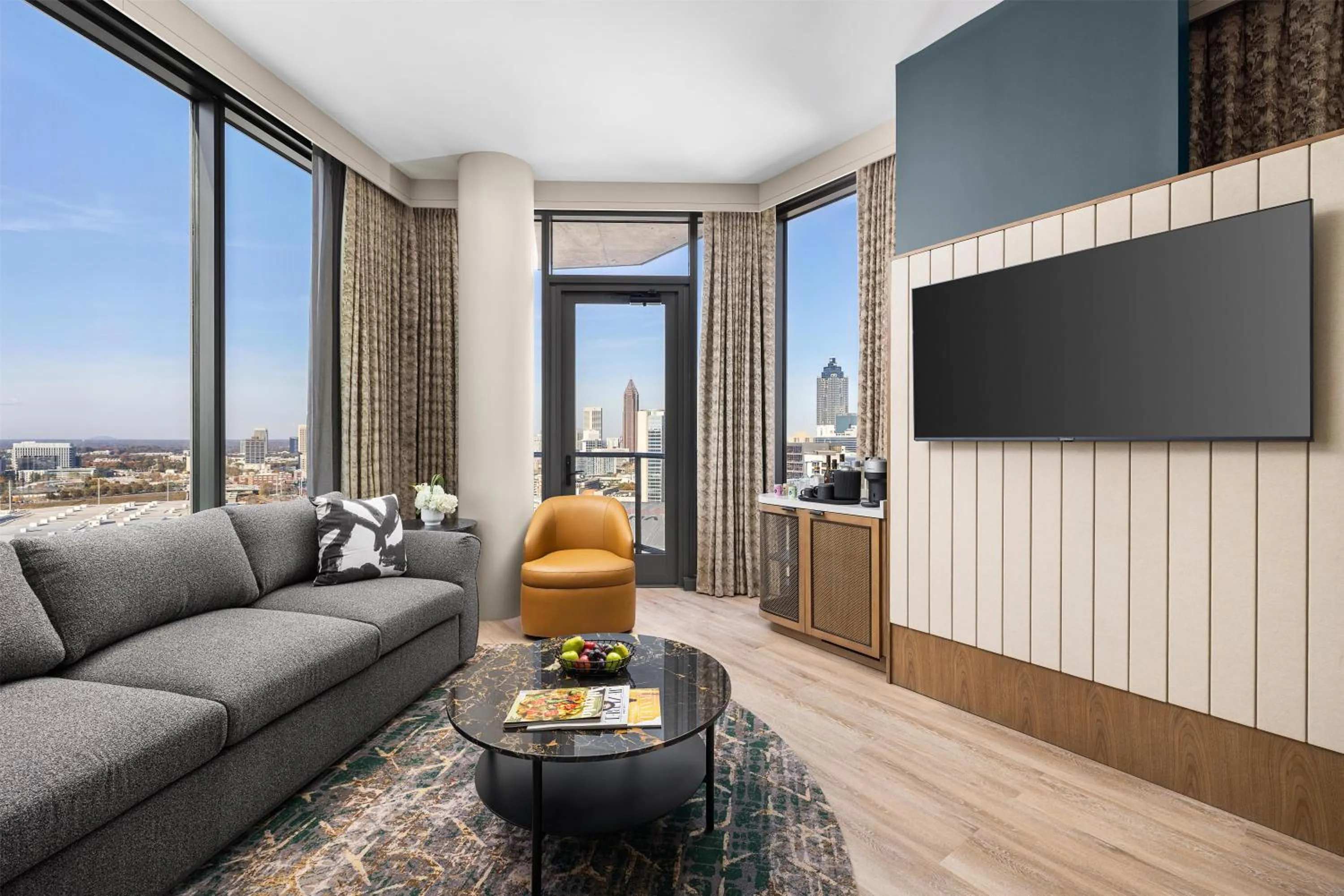 Photo of the whole room in Hotel Phoenix Atlanta