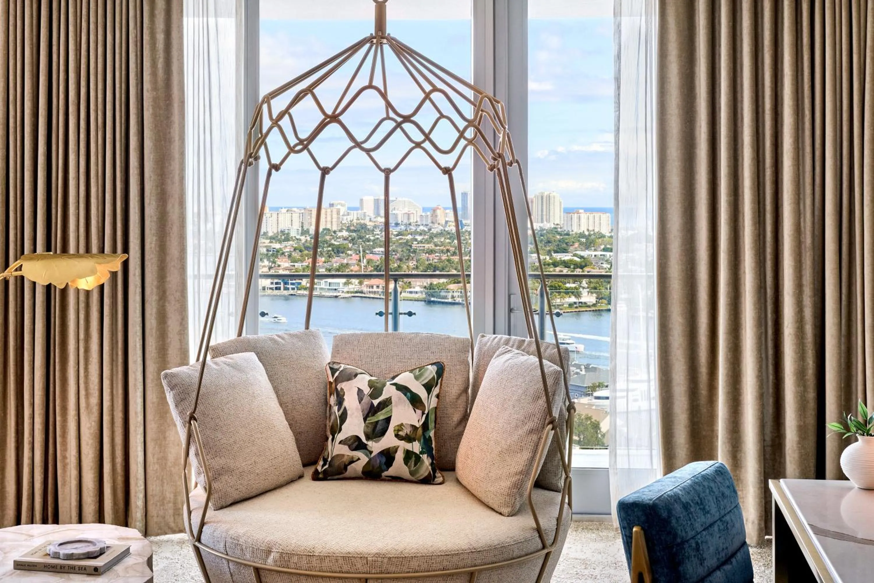 Living room in Omni Fort Lauderdale Hotel