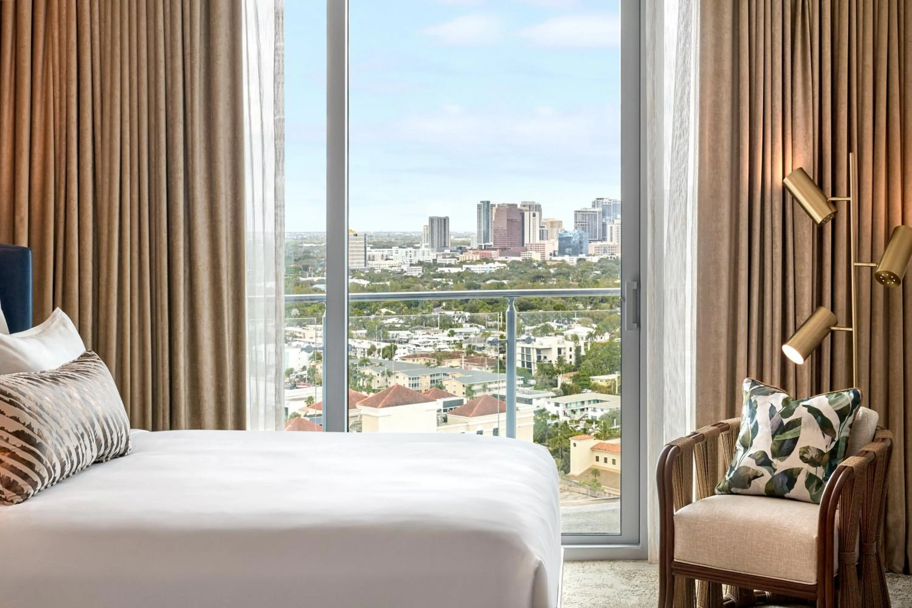 Property building, Bed in Omni Fort Lauderdale Hotel