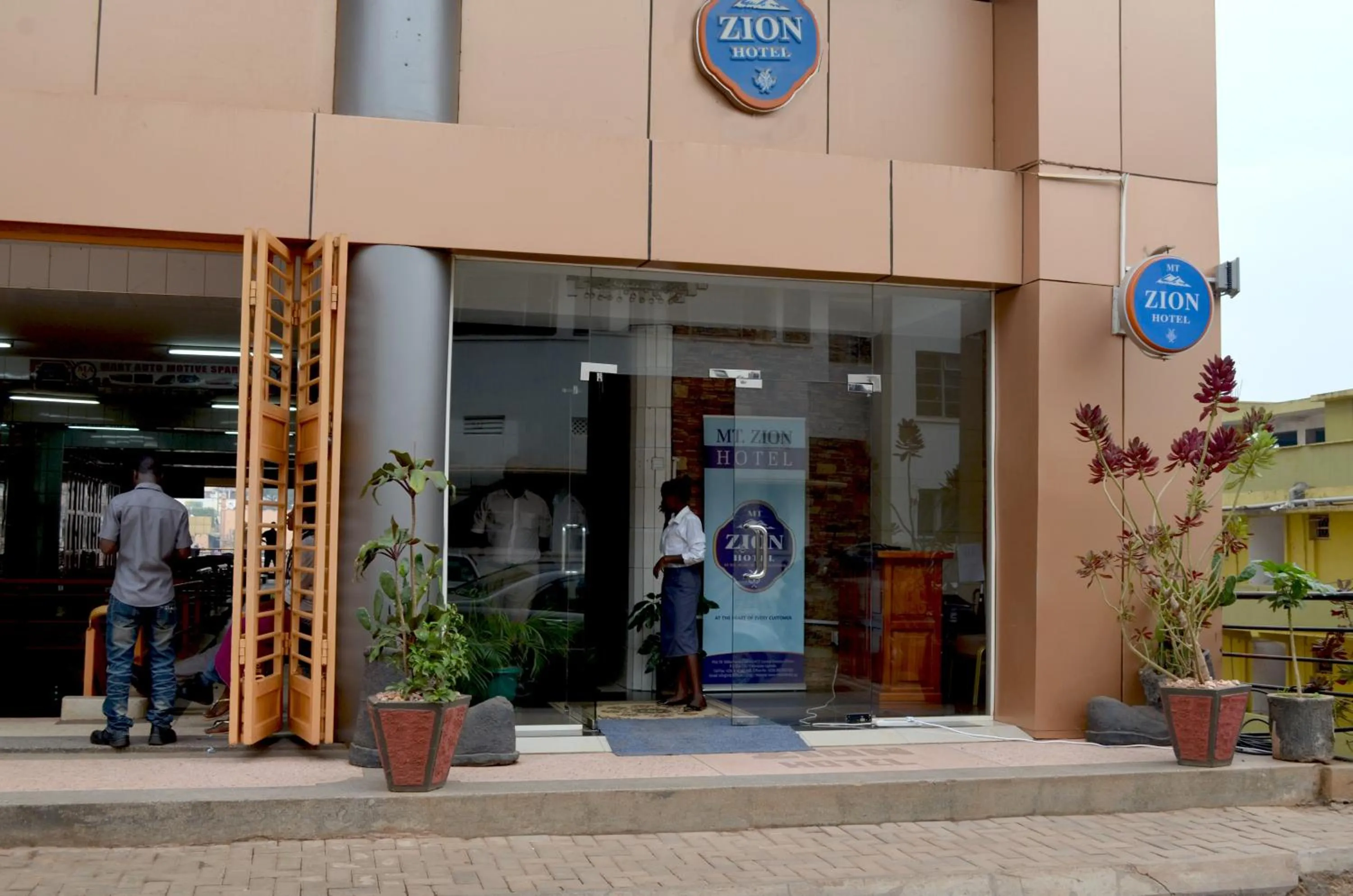 Facade/entrance in Mt. Zion Hotel