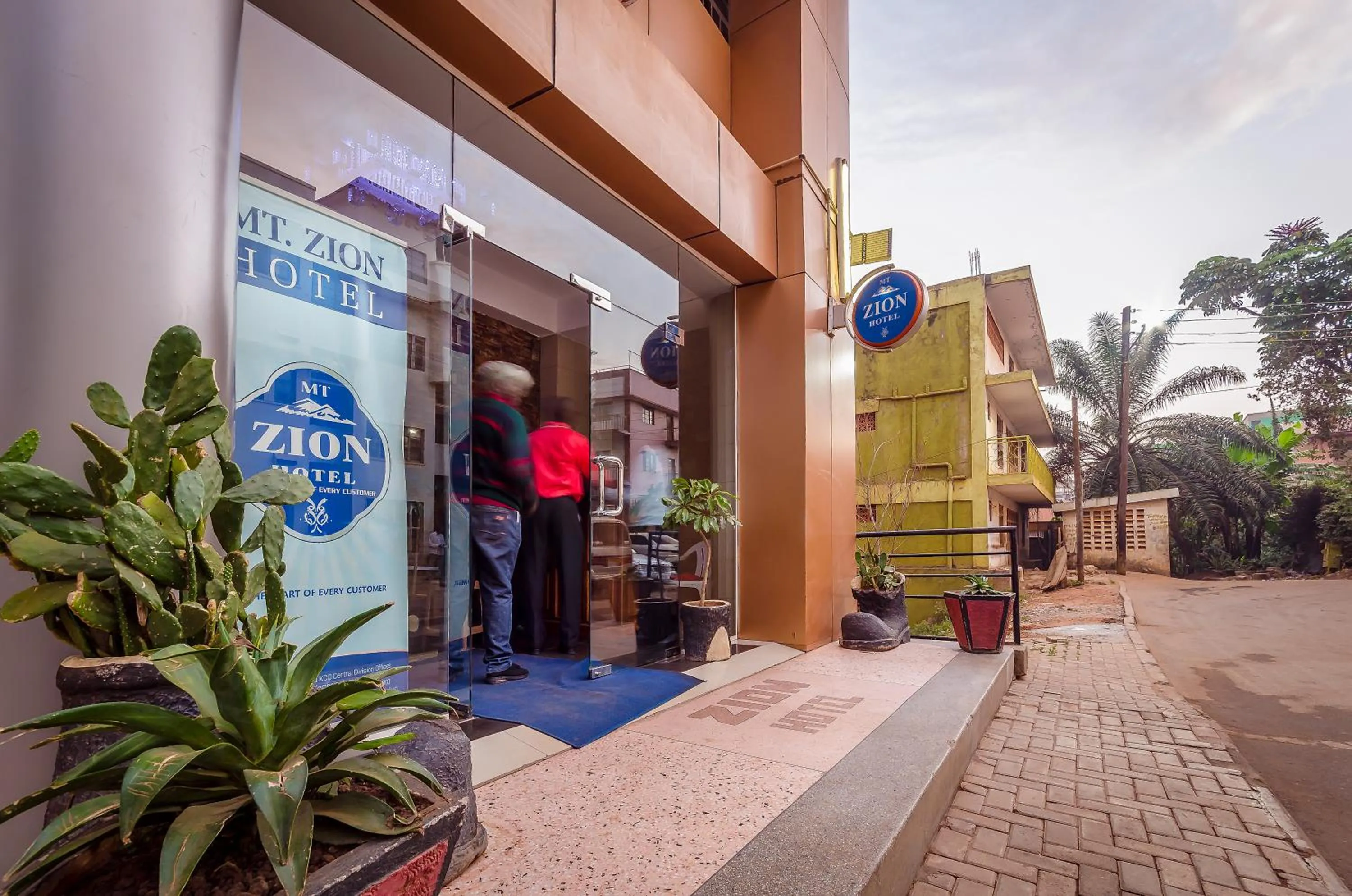 Facade/entrance in Mt. Zion Hotel