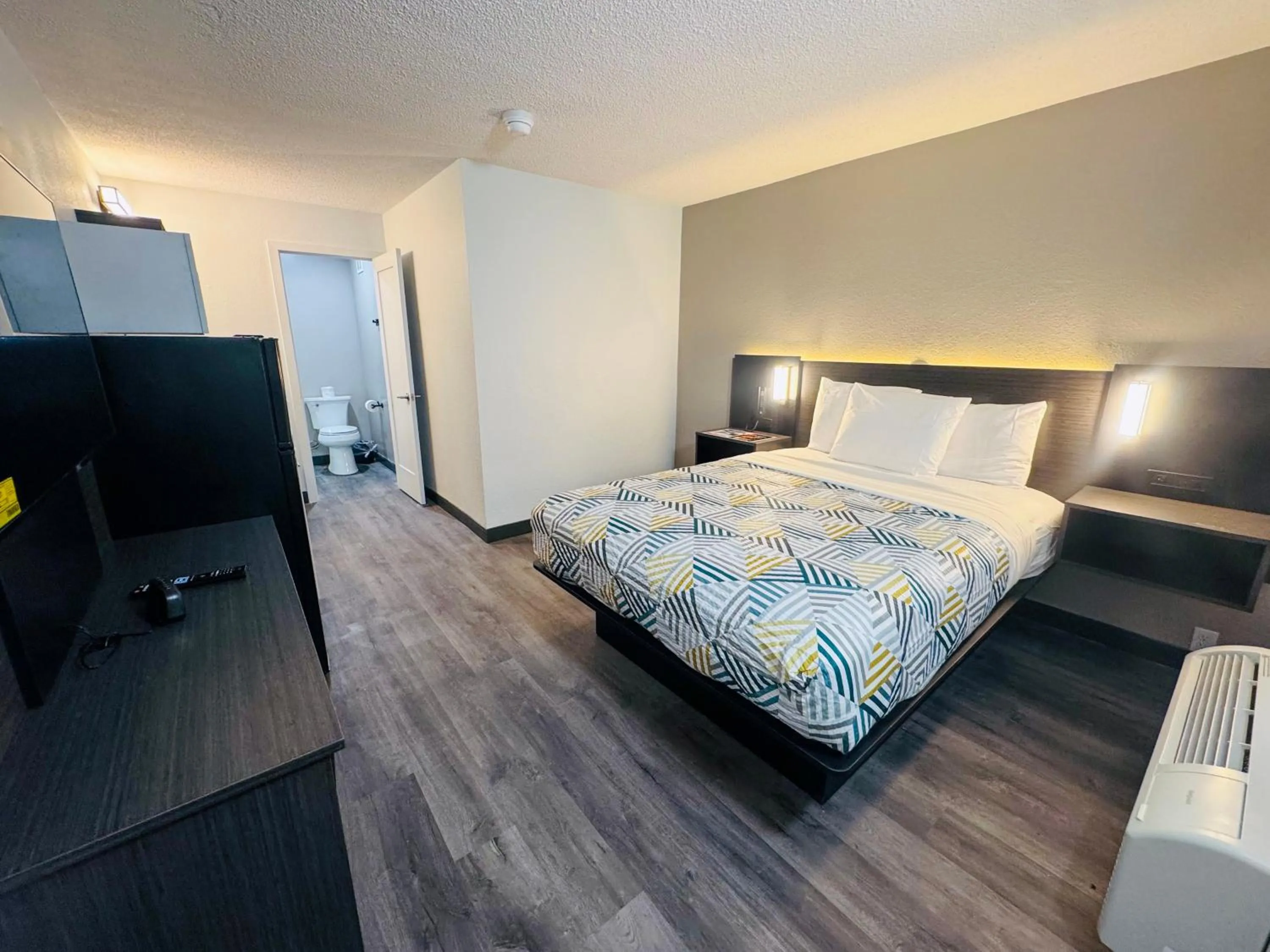 Photo of the whole room, Bed in Studio 6 Southgate MI Detroit