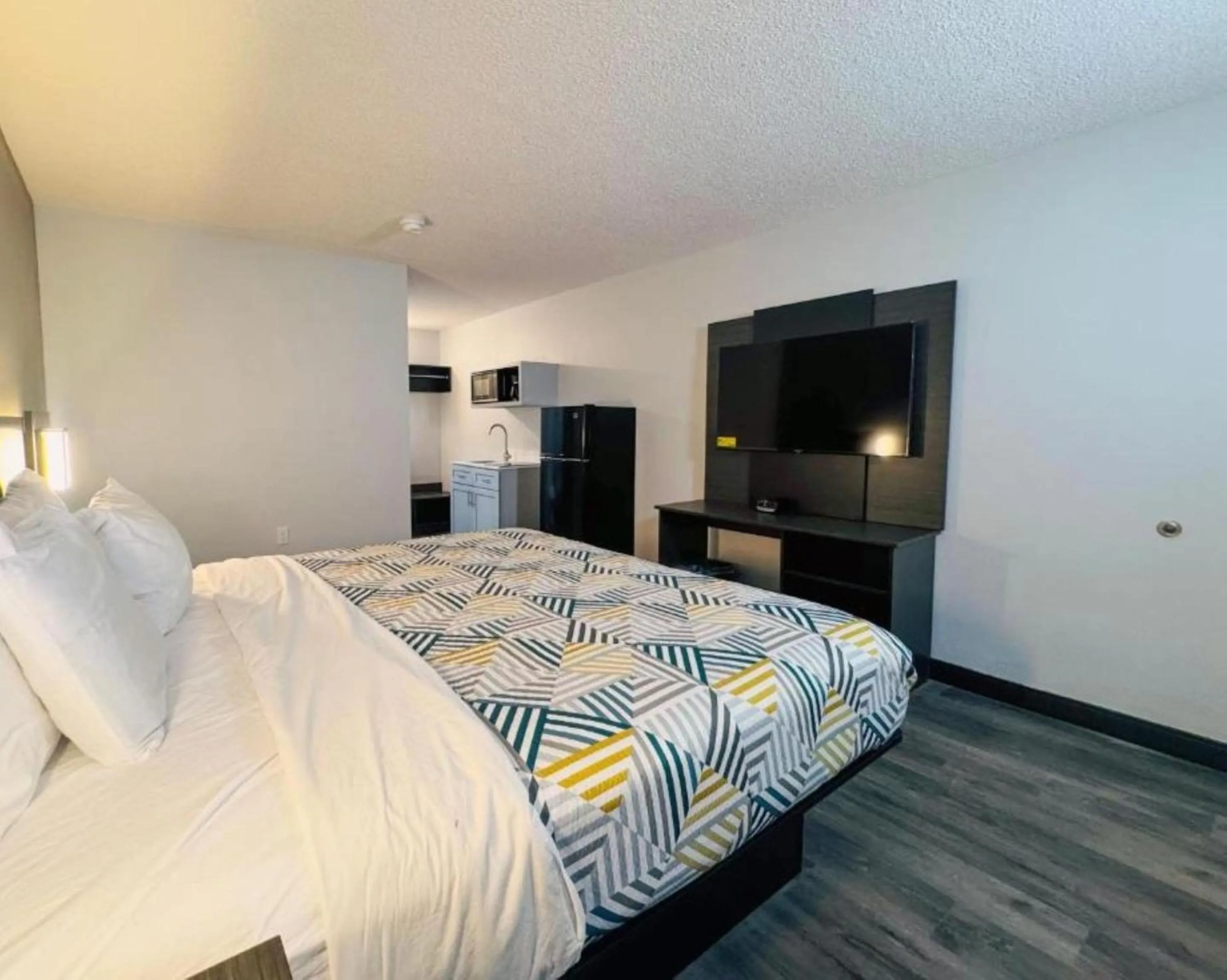 Bedroom, Bed in Studio 6 Southgate MI Detroit