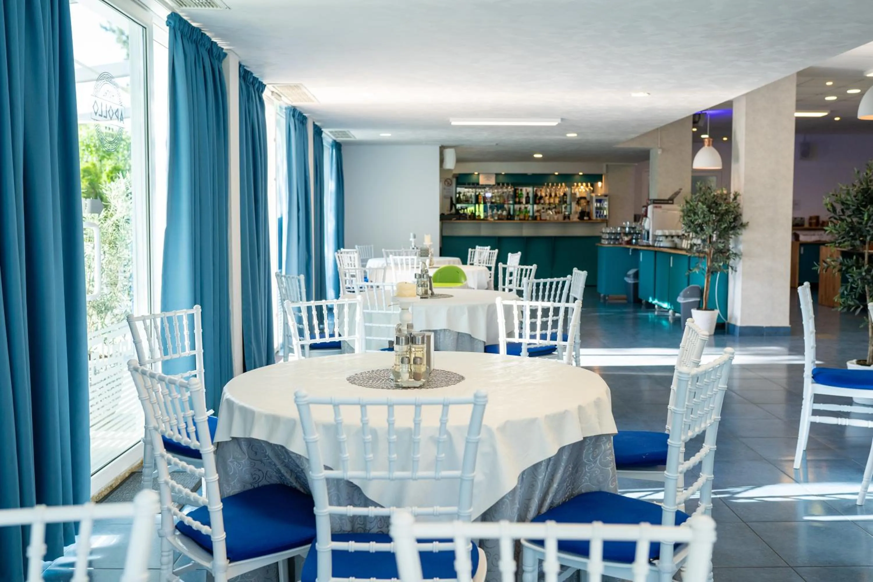 Restaurant/places to eat in Hotel Apollo