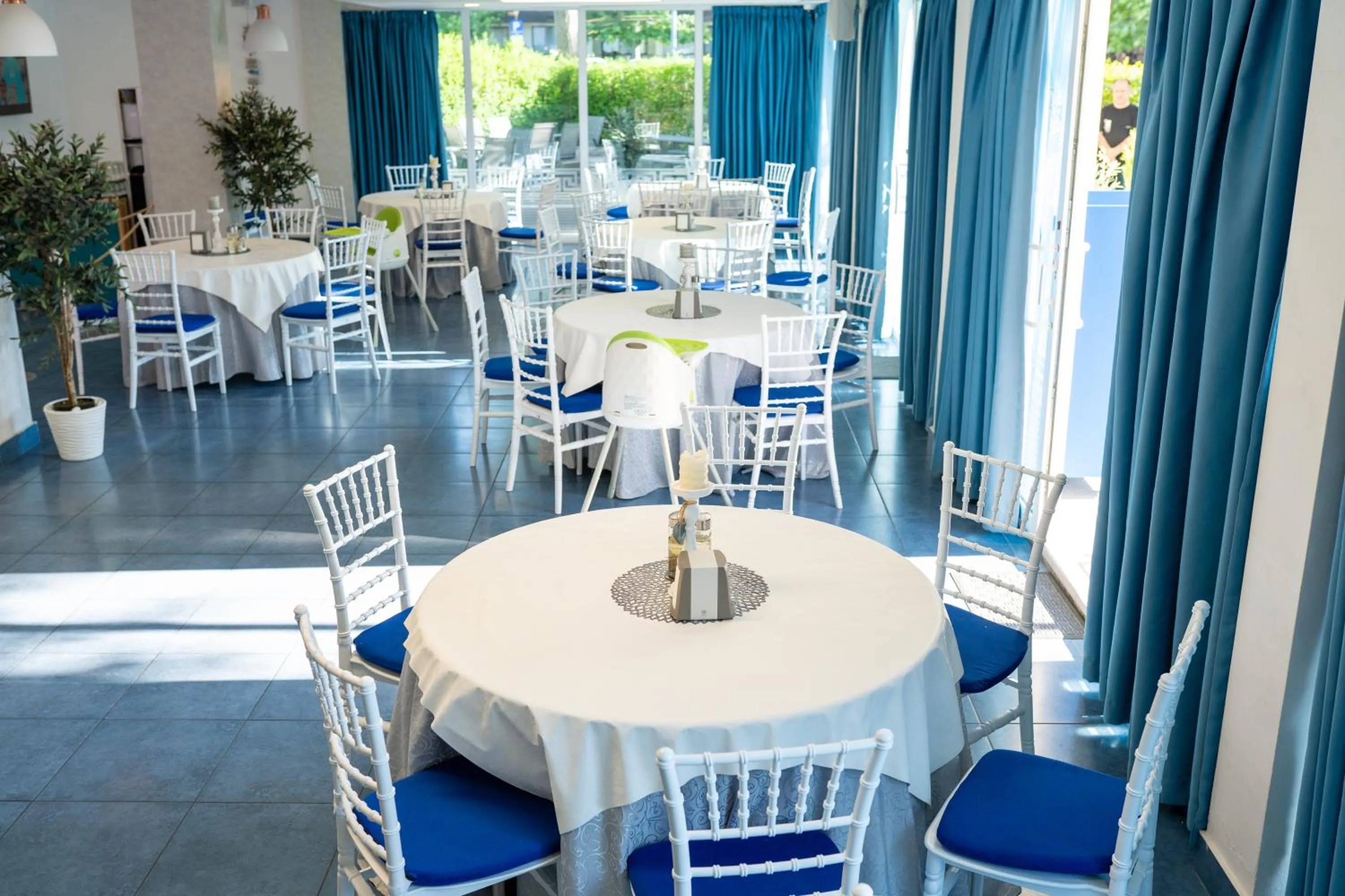 Restaurant/places to eat in Hotel Apollo