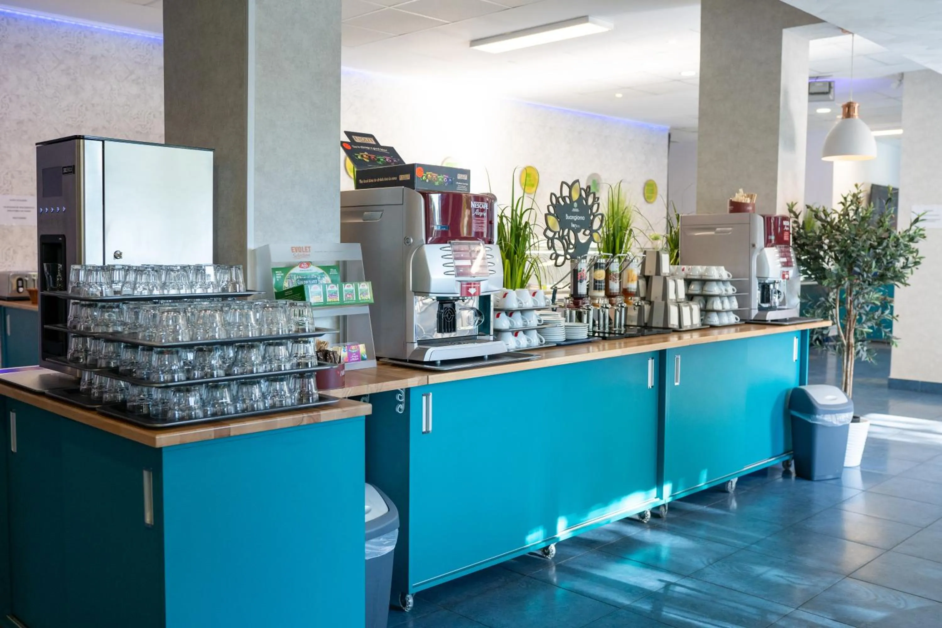 Restaurant/places to eat in Hotel Apollo