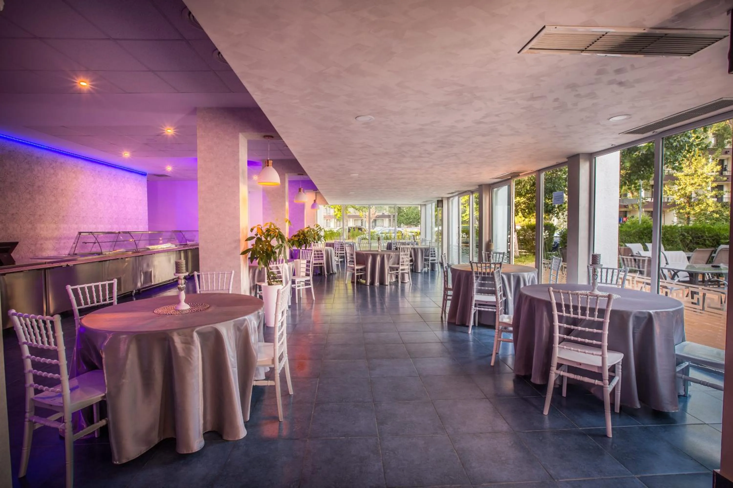 Restaurant/places to eat in Hotel Apollo