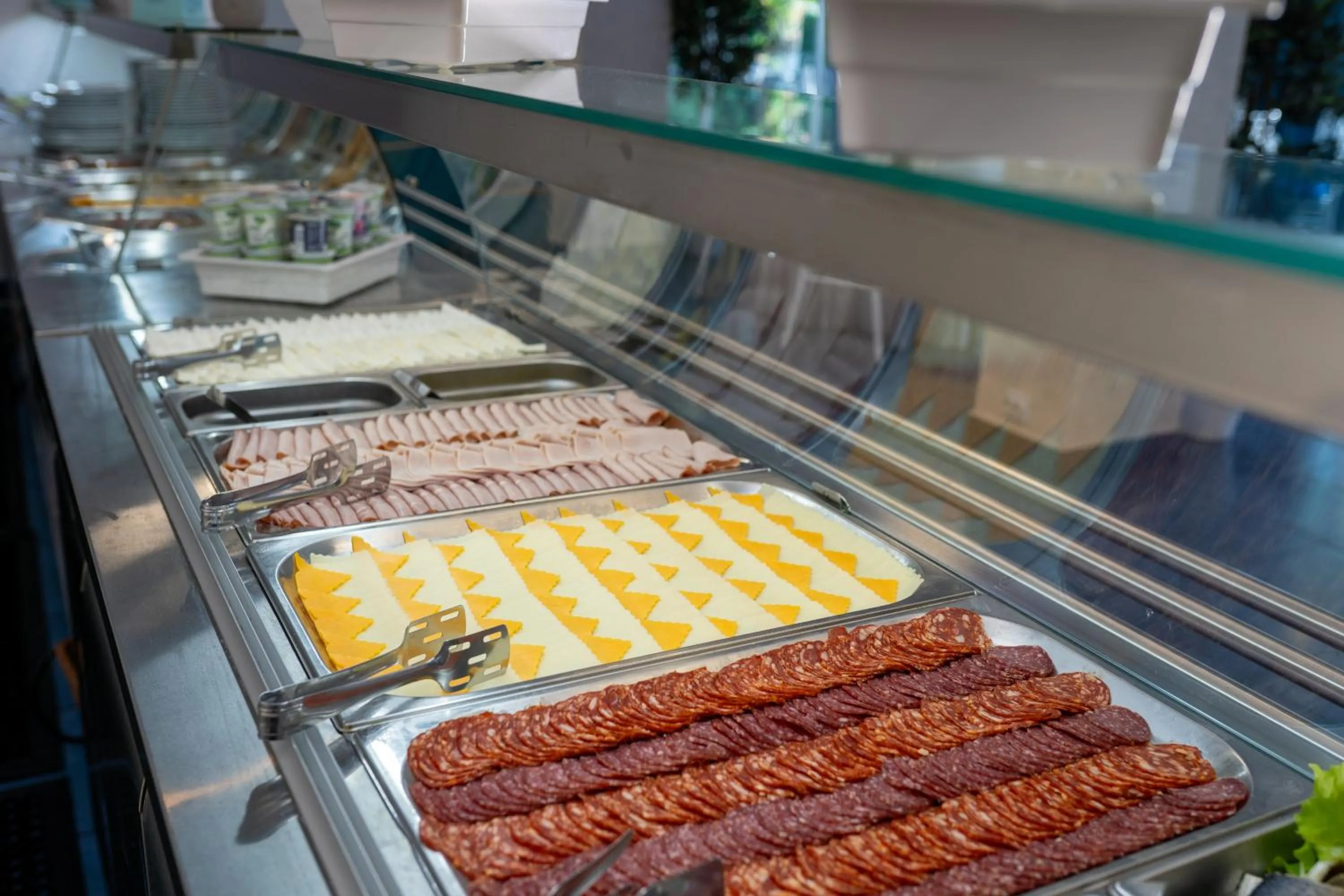 Restaurant/places to eat in Hotel Apollo