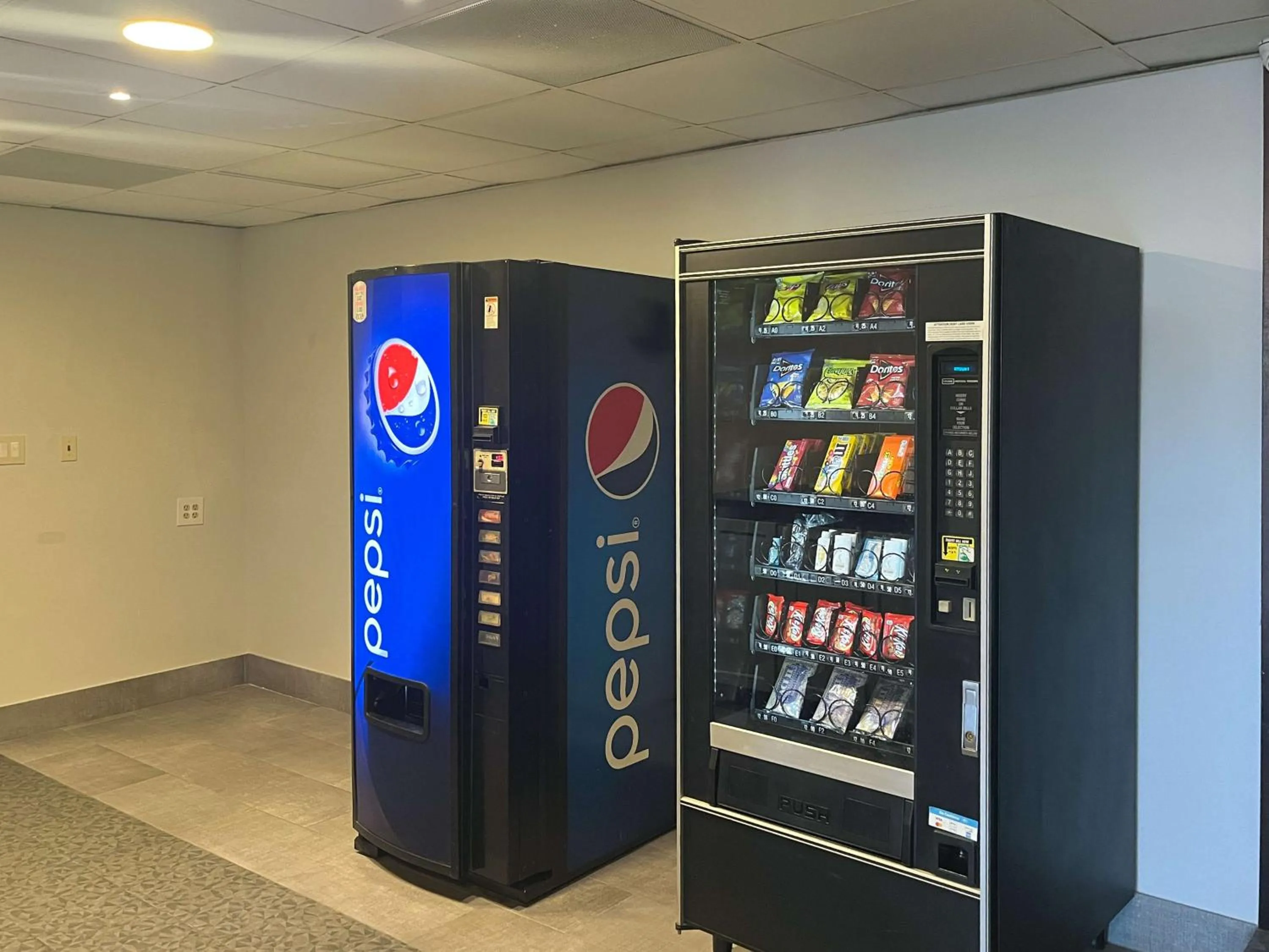 Property building in Studio 6 Montgomery AL Eastern Blvd.