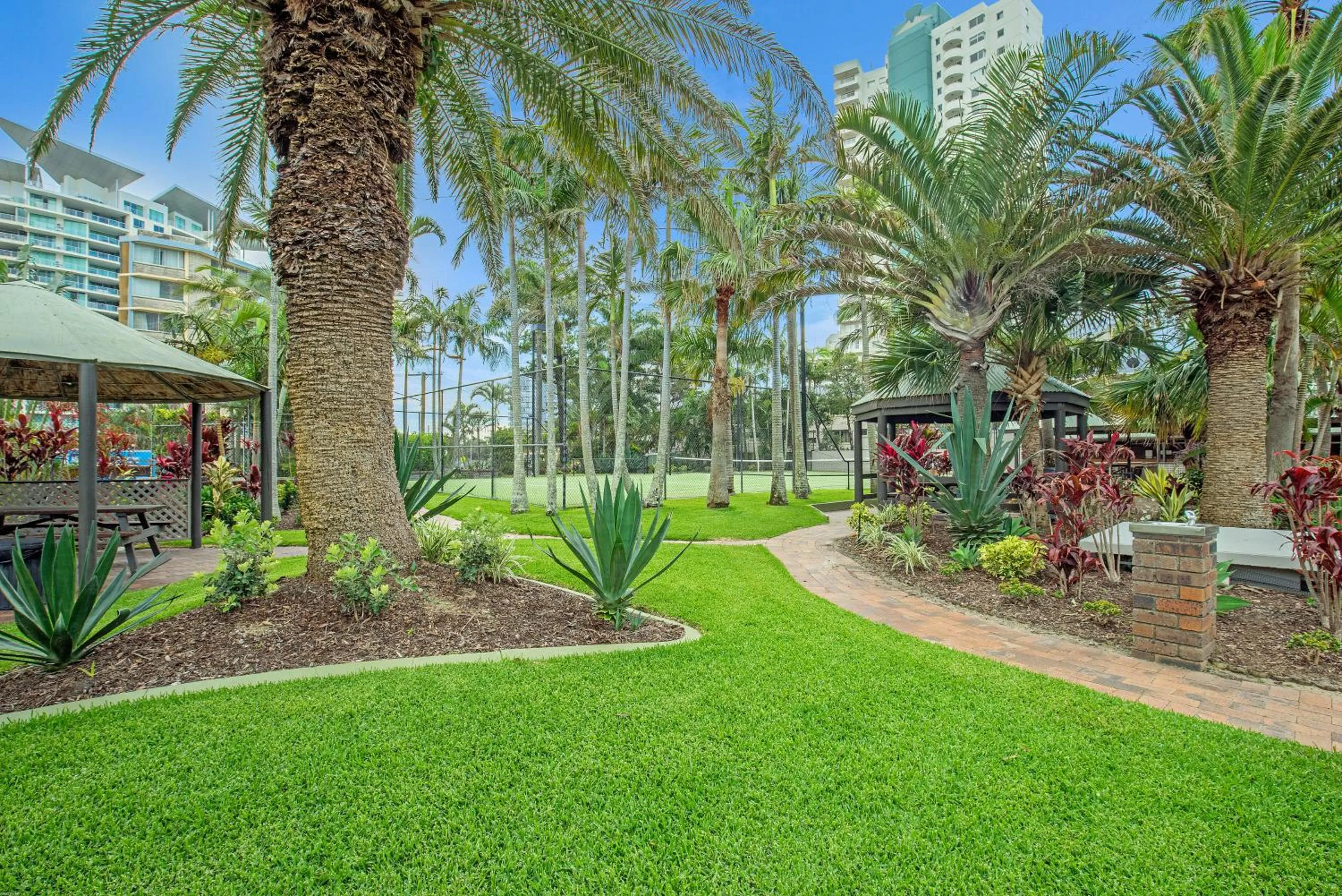 BBQ facilities in Surfers Aquarius on the Beach