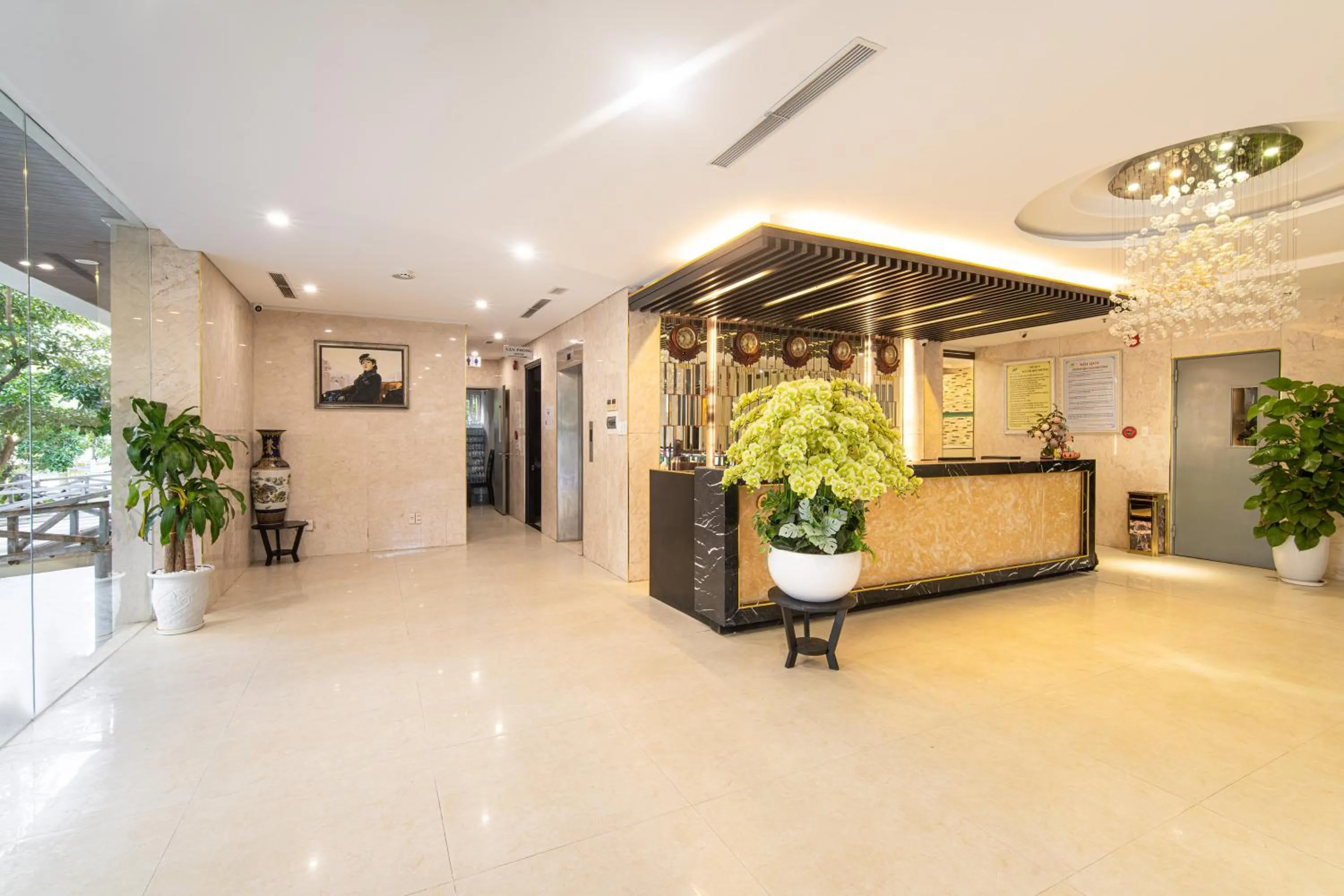 Communal lounge/ TV room in Golden Star Hotel by THG