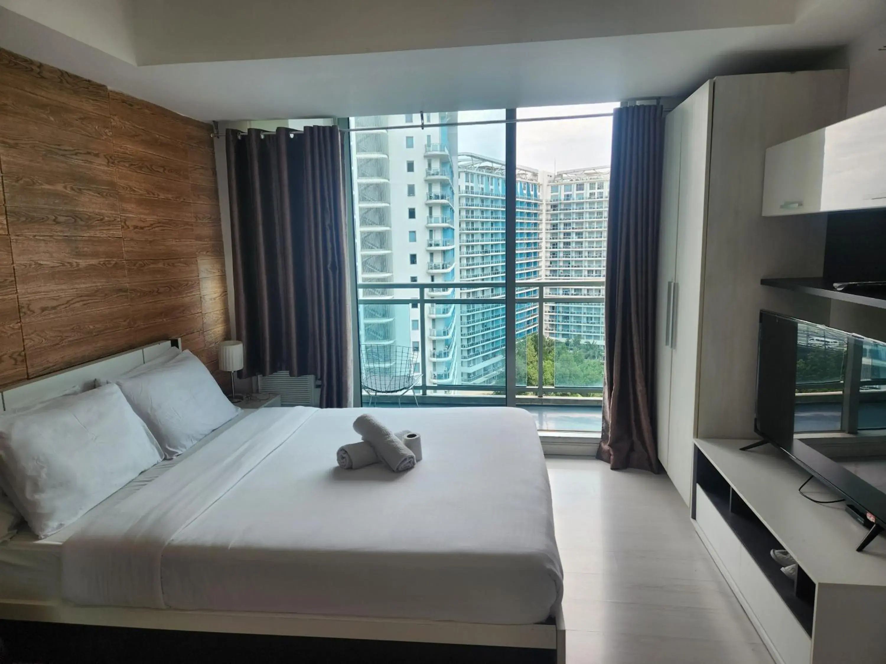 One-Bedroom Apartment with Sea View in Azure Staycation Philippines by AMRS Near Manila International Airport One-Bedroom Apartment with Sea View in Azure Staycation Philippines by AMRS Near Manila International Airport