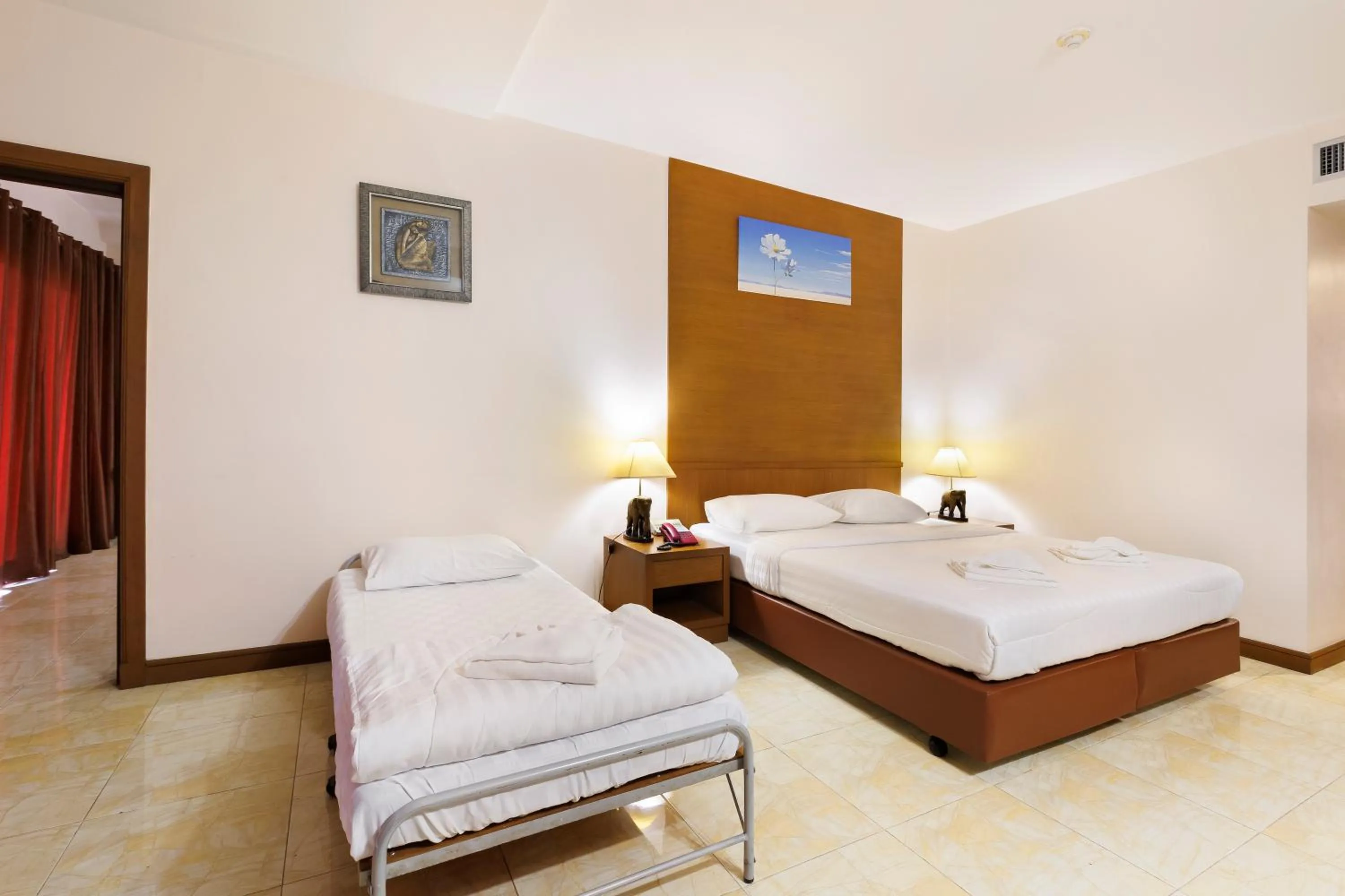 Photo of the whole room, Bed in Central Place Hotel