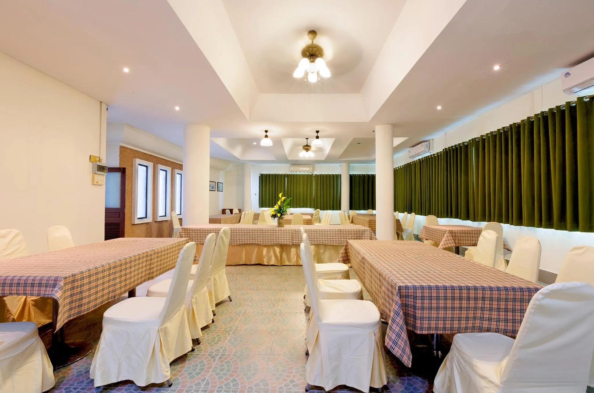 Restaurant/places to eat in Central Place Hotel