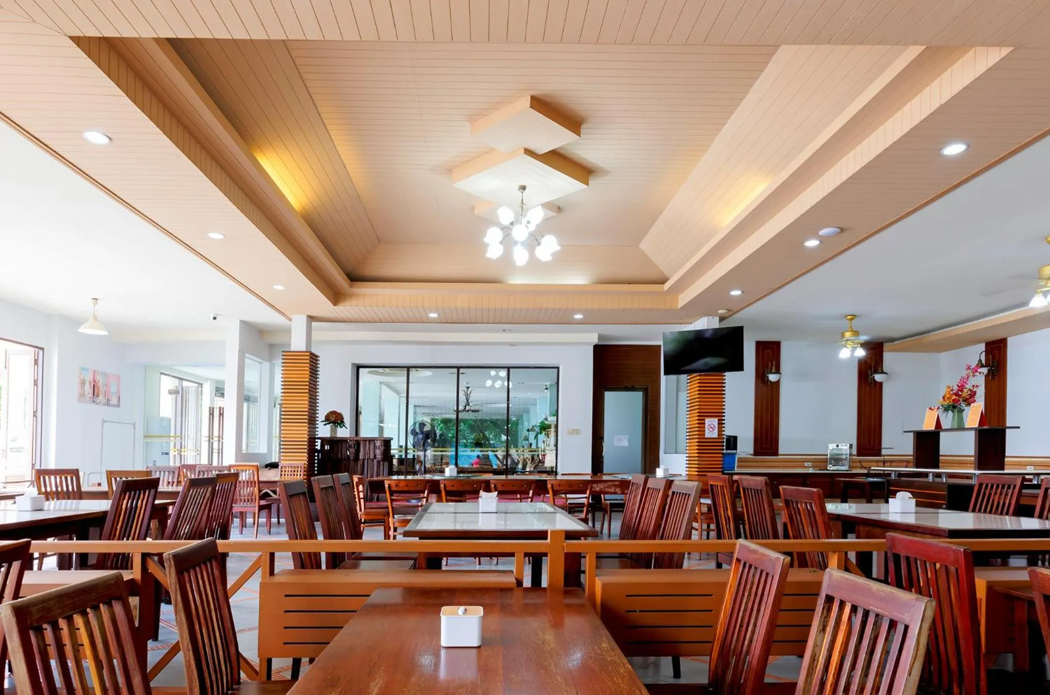 Restaurant/places to eat in Central Place Hotel
