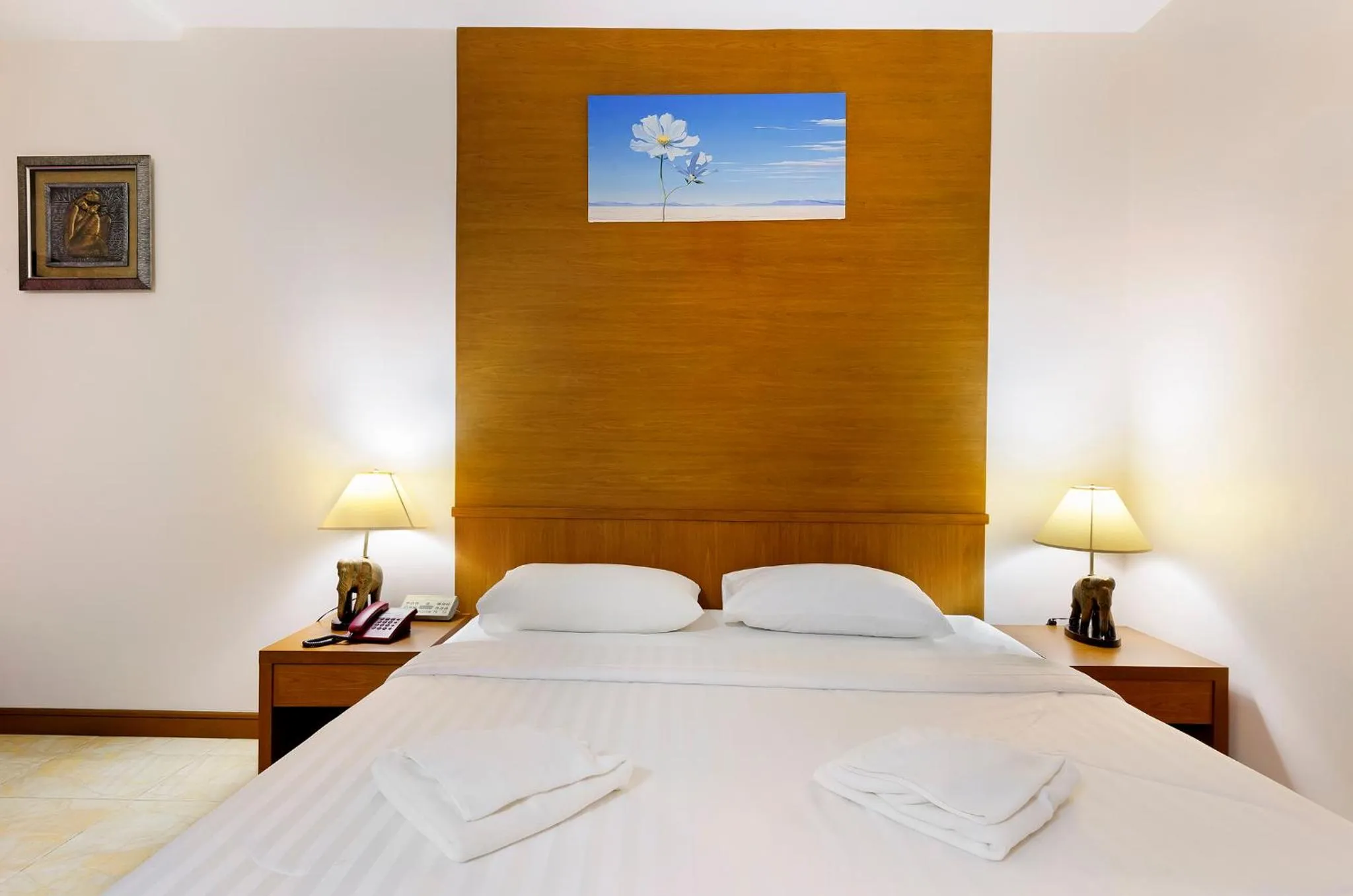 Photo of the whole room, Bed in Central Place Hotel