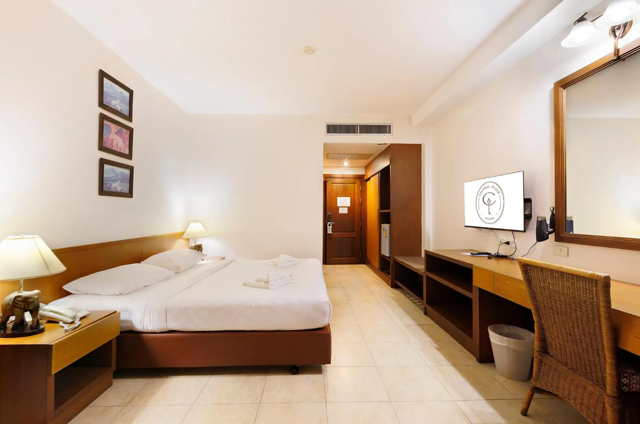 TV and multimedia, Bed in Central Place Hotel
