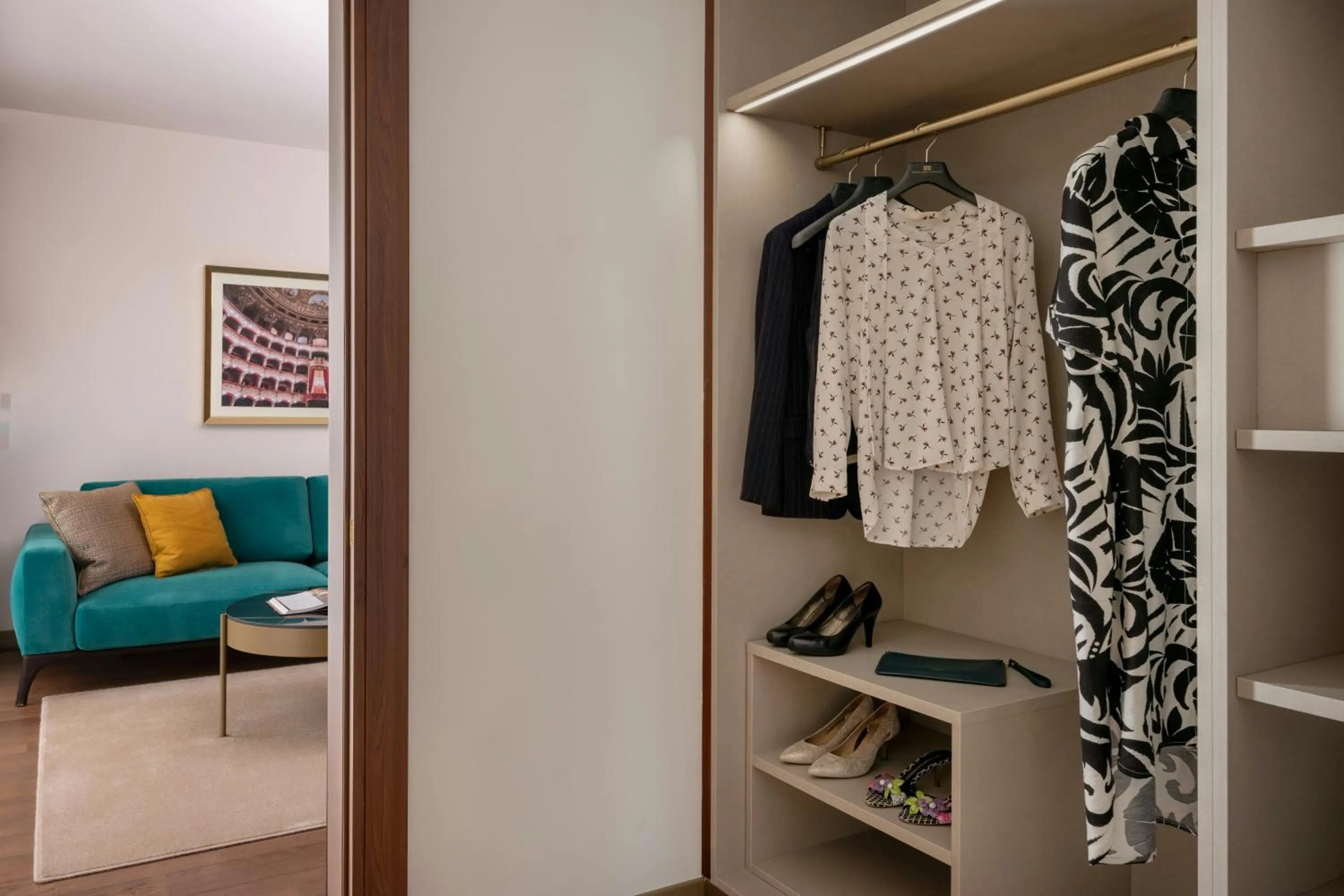 wardrobe in Teatro Luxury Apartments Firenze - Starhotels Collezione
