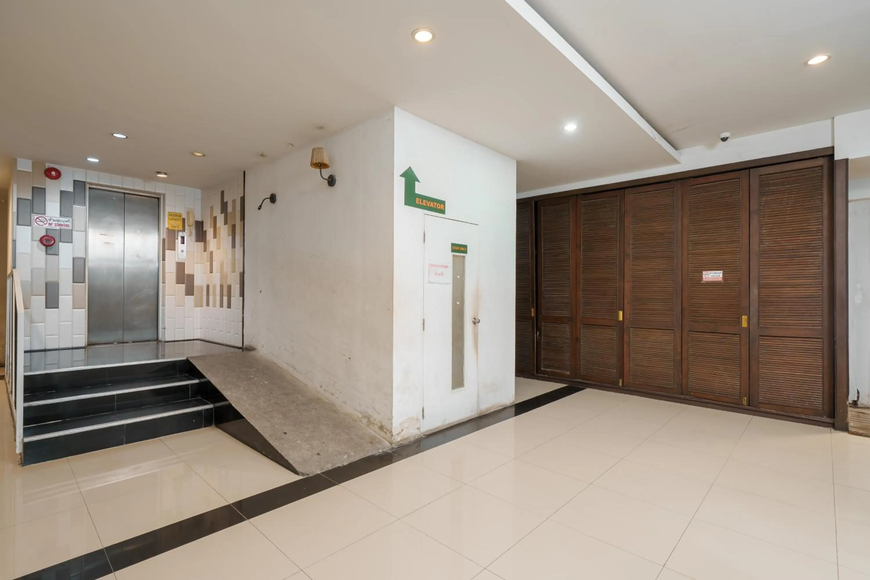 elevator in Collection O Khaosan Park