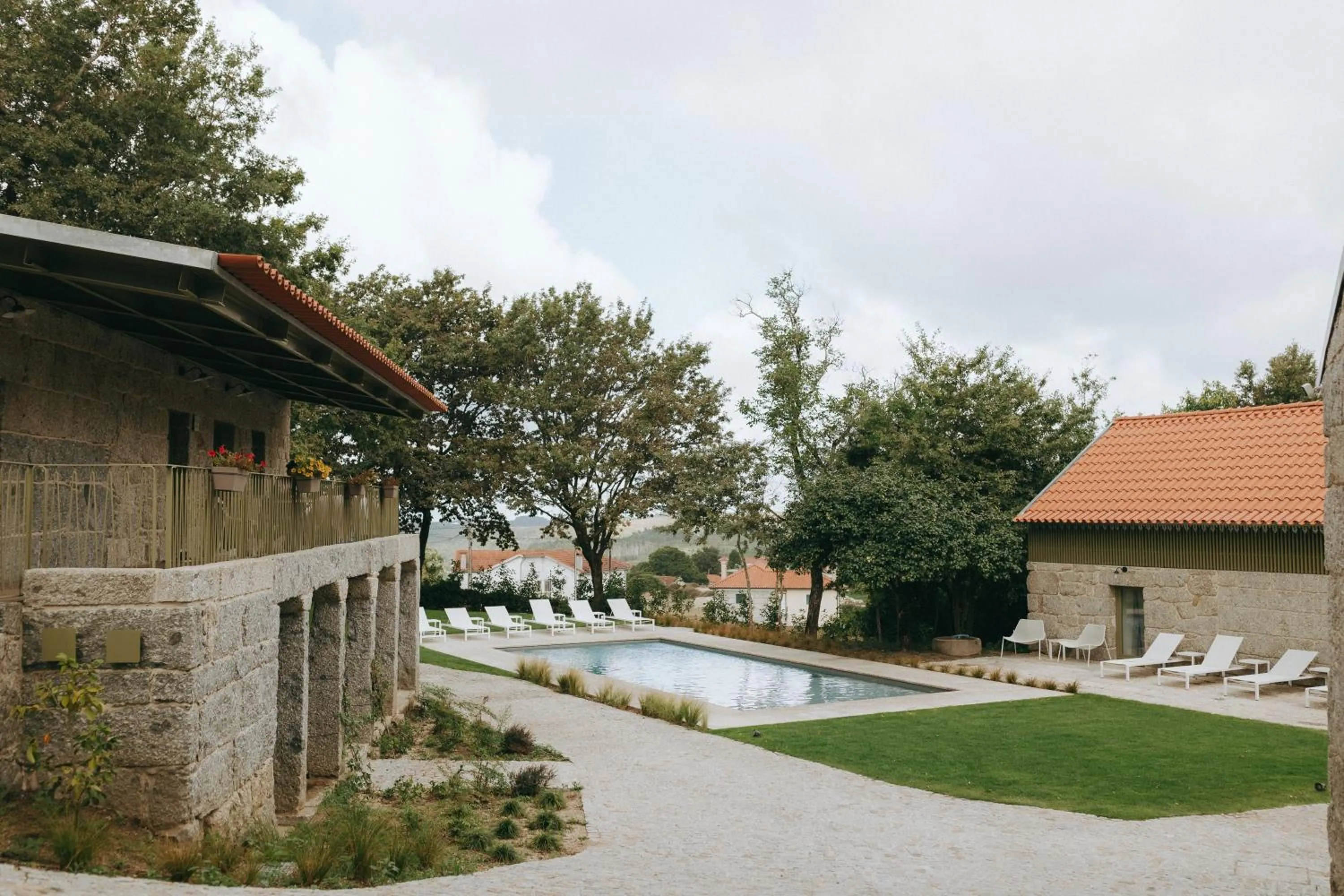 Two-Bedroom Deluxe Apartment with Balcony in Casa da Fonte de Cima - Casa de Campo Moderna com Piscina