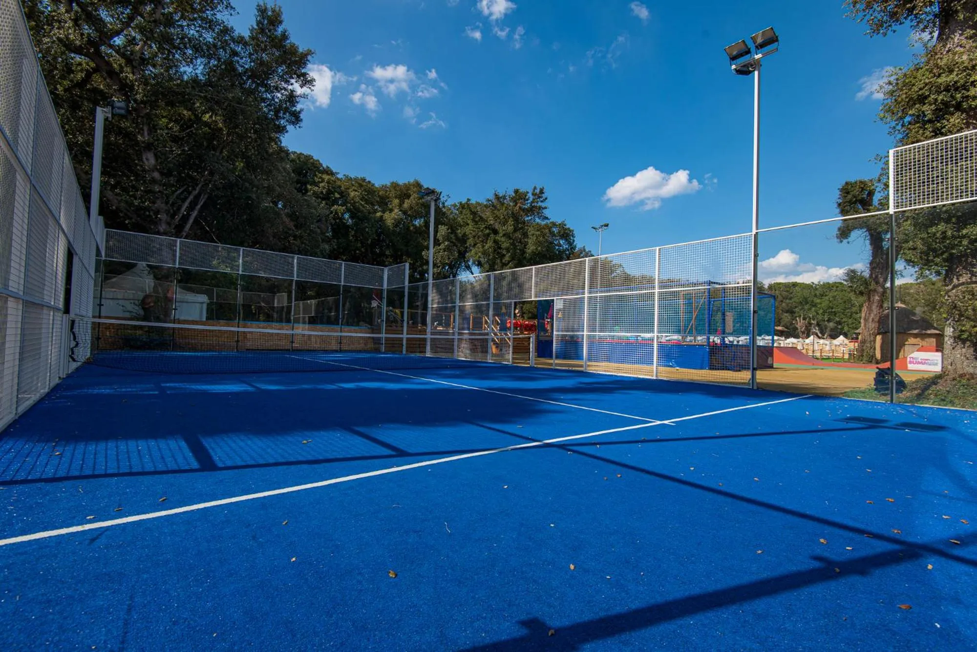 Tennis court in Paradù EcoVillage & Resort