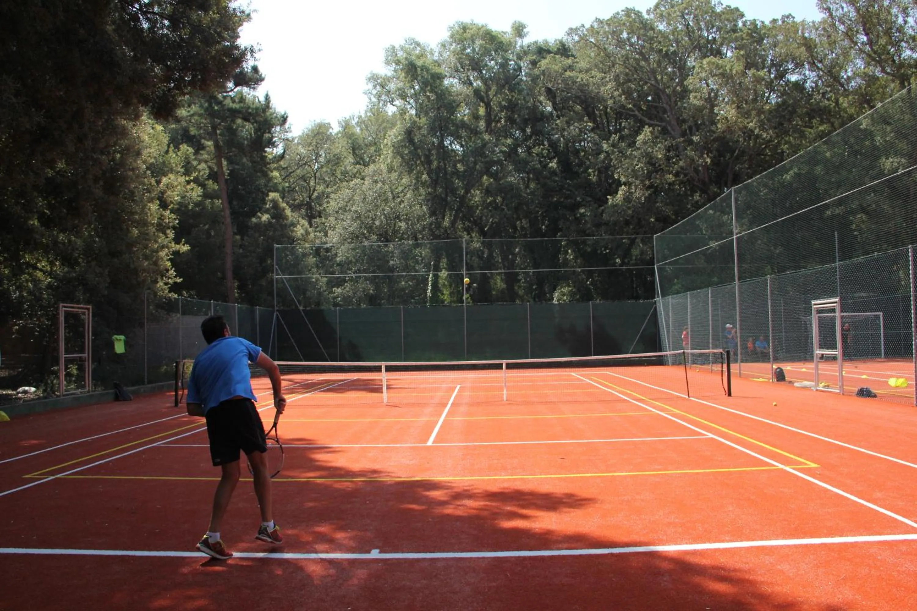 Tennis court in Paradù EcoVillage & Resort
