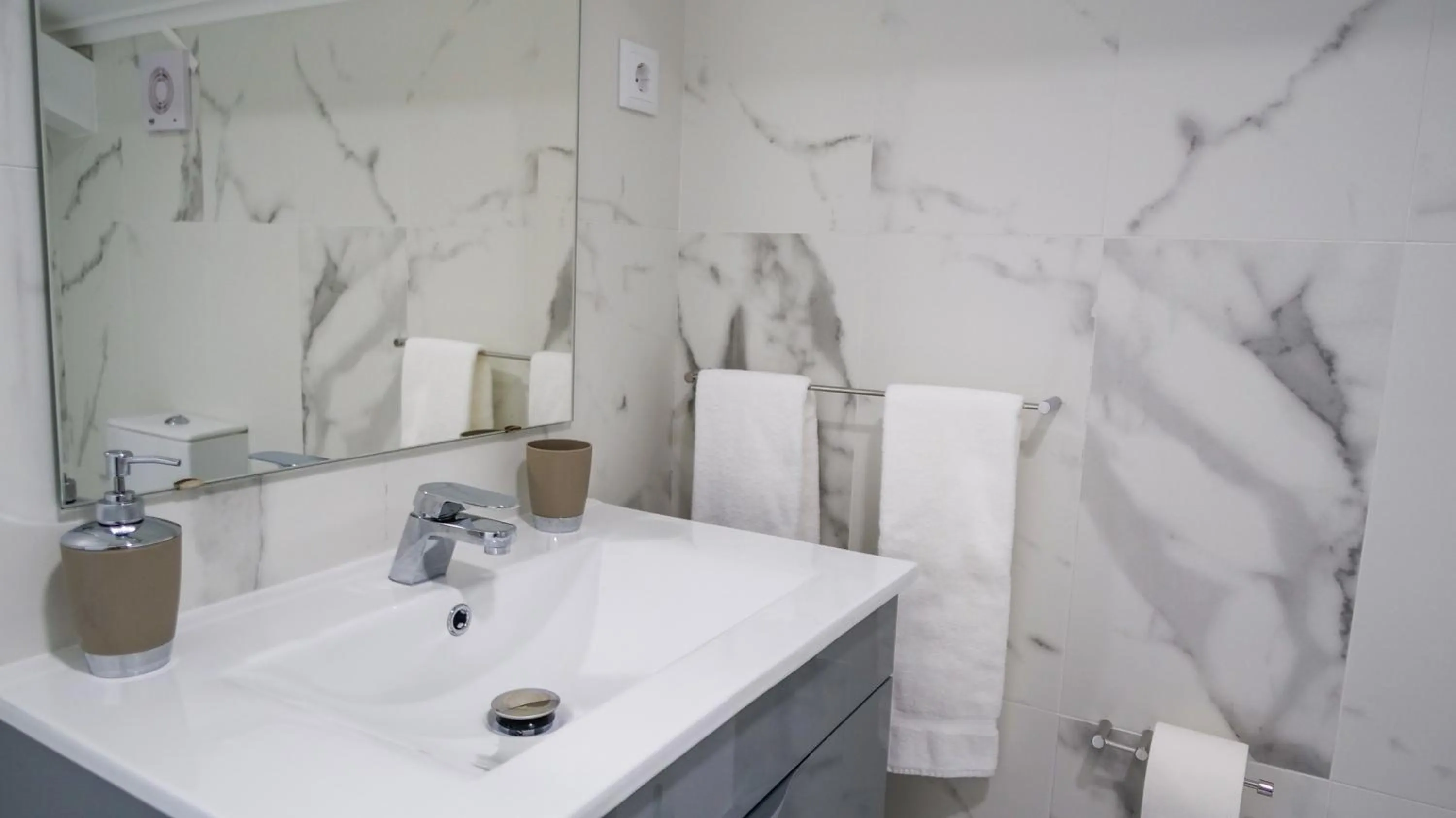 Bathroom in Charming House - O Mercado