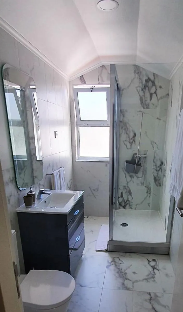 Shower in Charming House - O Mercado