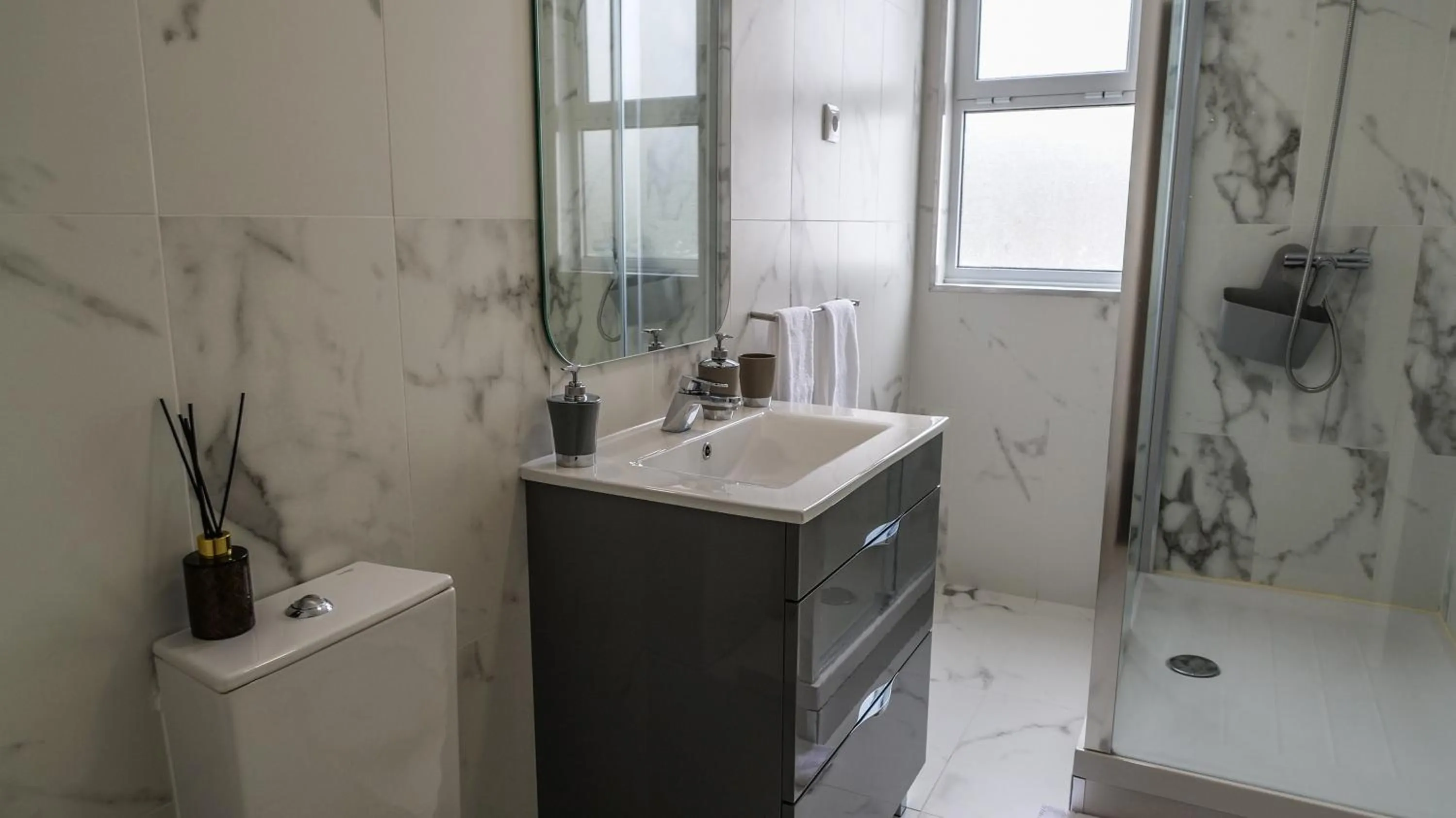 Shower in Charming House - O Mercado