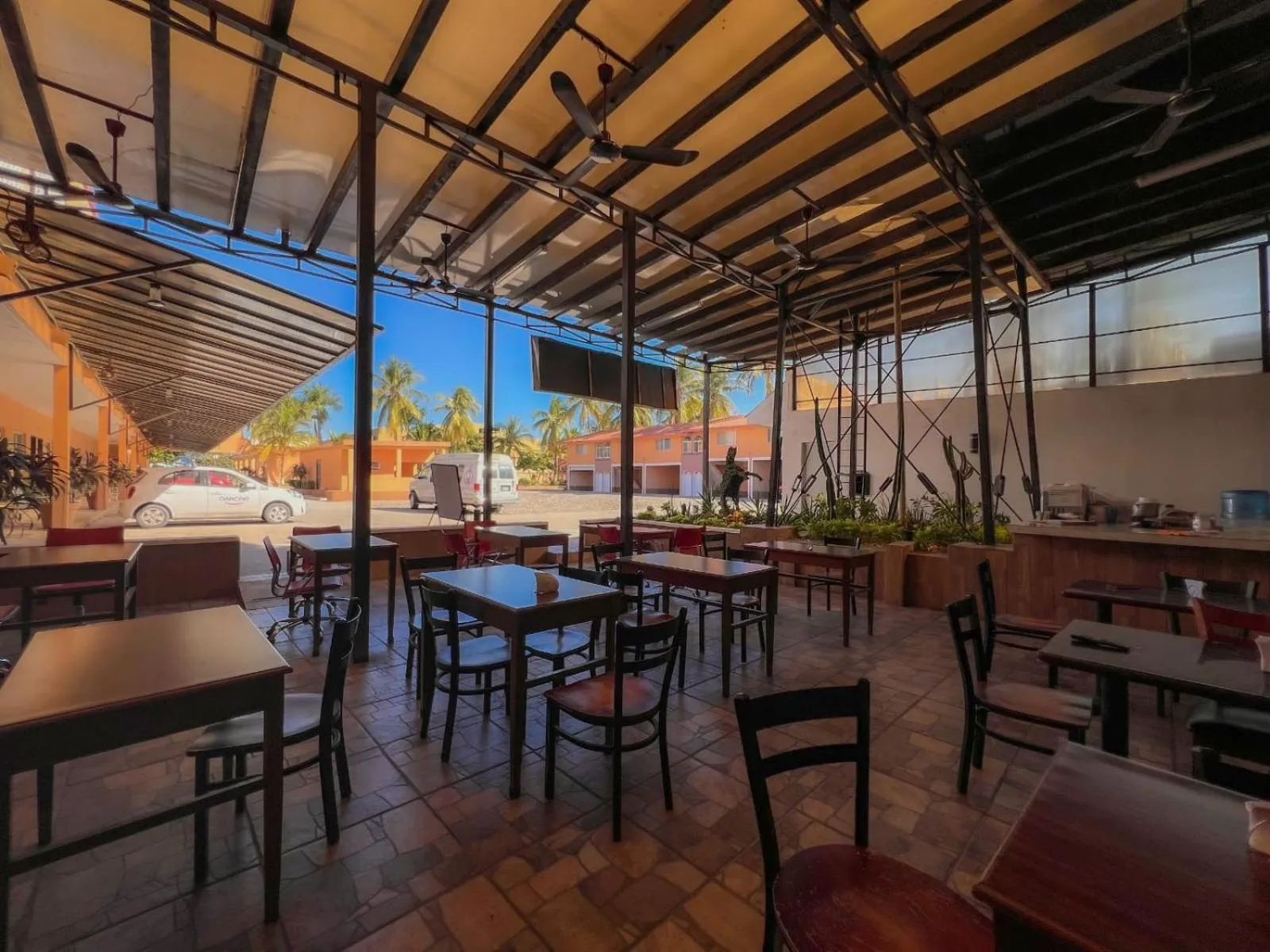 Restaurant/places to eat in Hotel Oasis