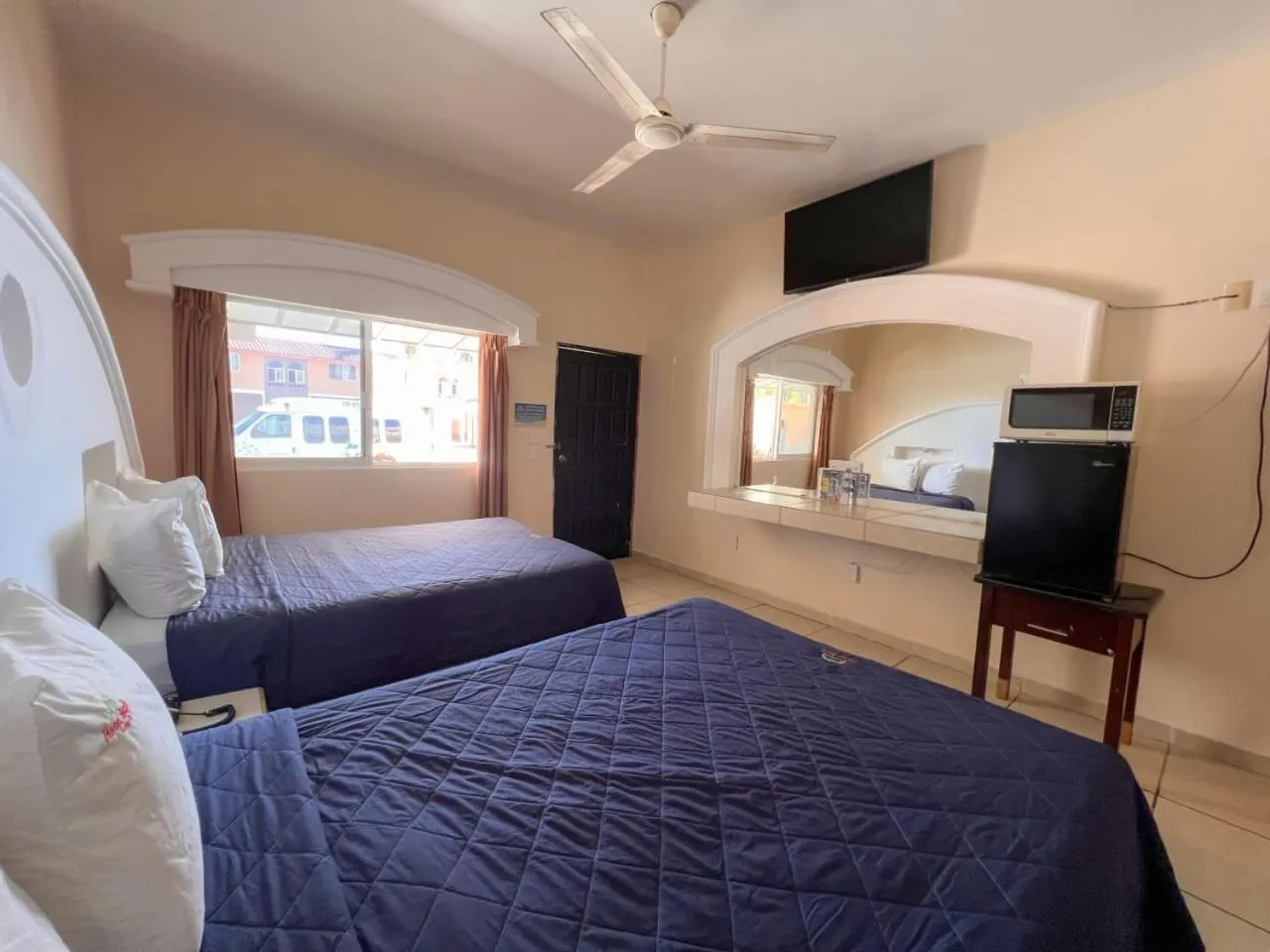 Property building, Bed in Hotel Oasis