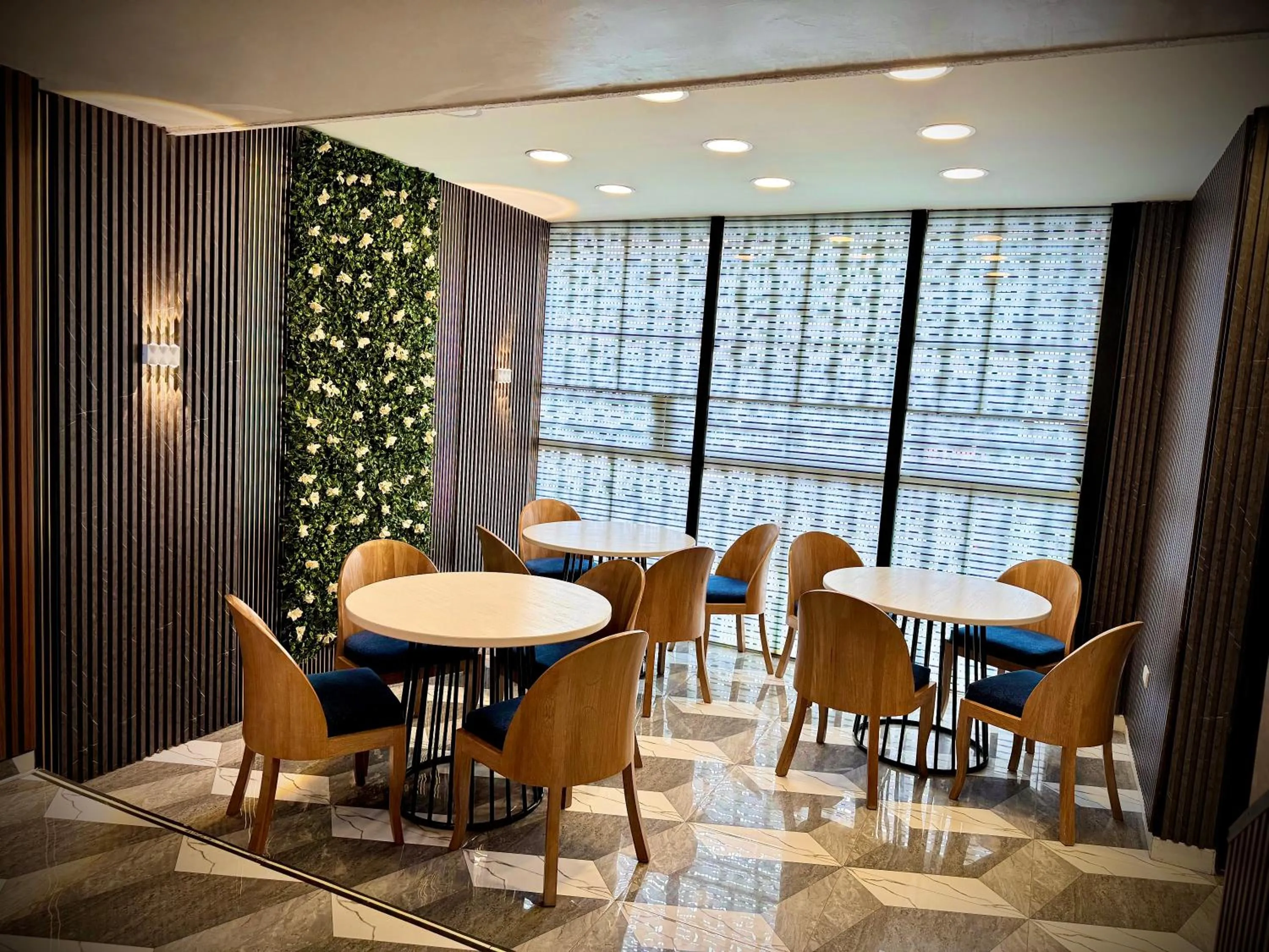 Restaurant/places to eat in Hotel American Visa Normandia