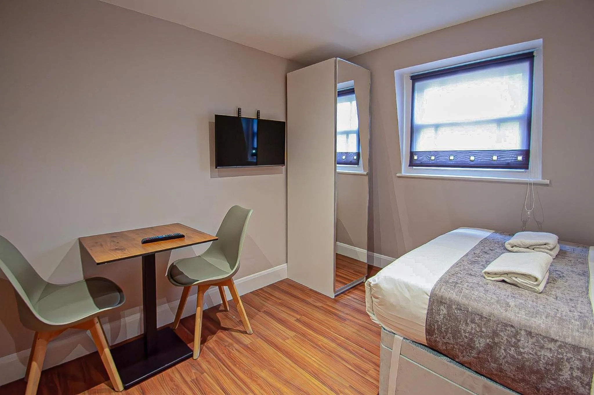 Dining area, Bed in Imperial Court Studios