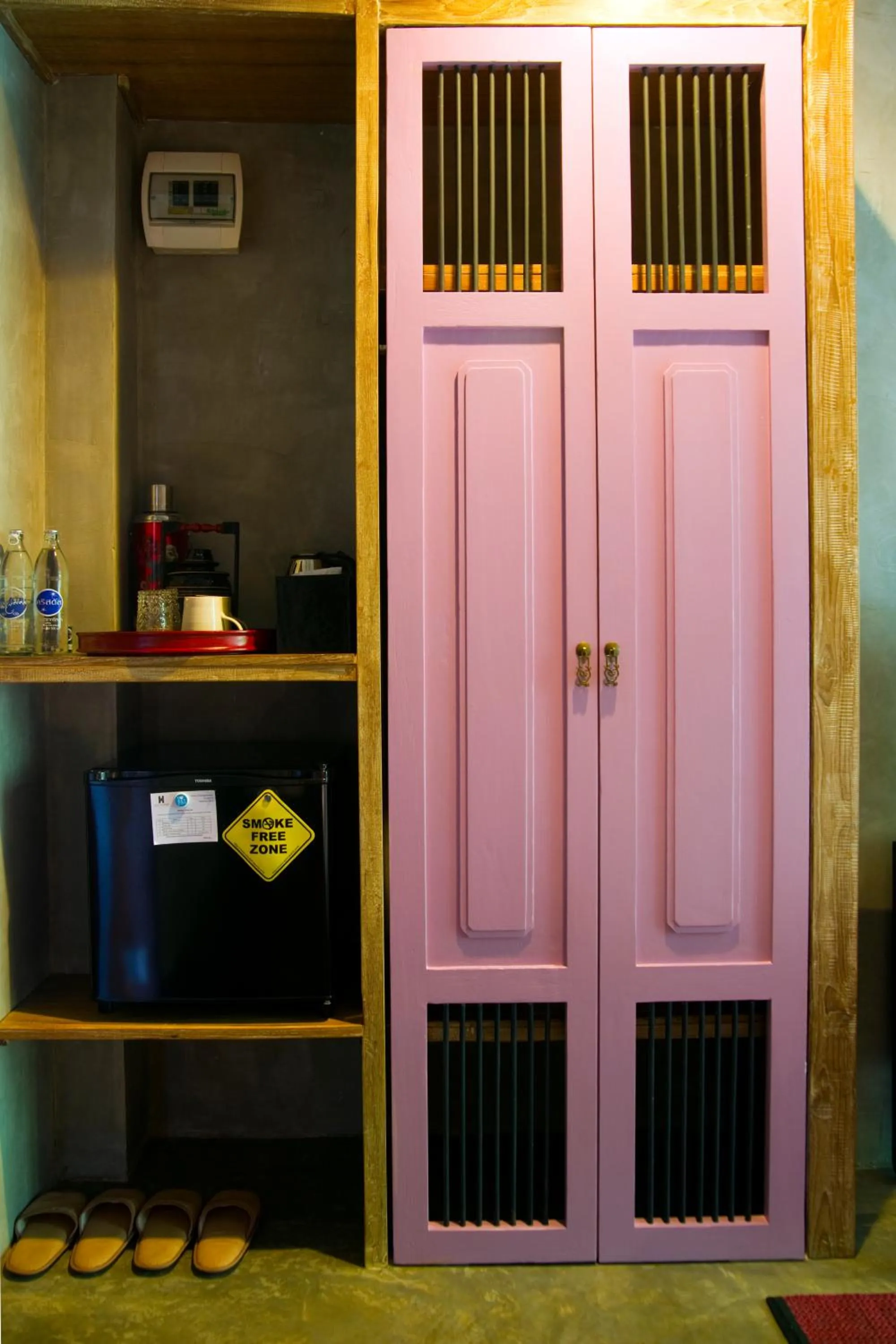 wardrobe in Hotel des Artists Rose of Pai