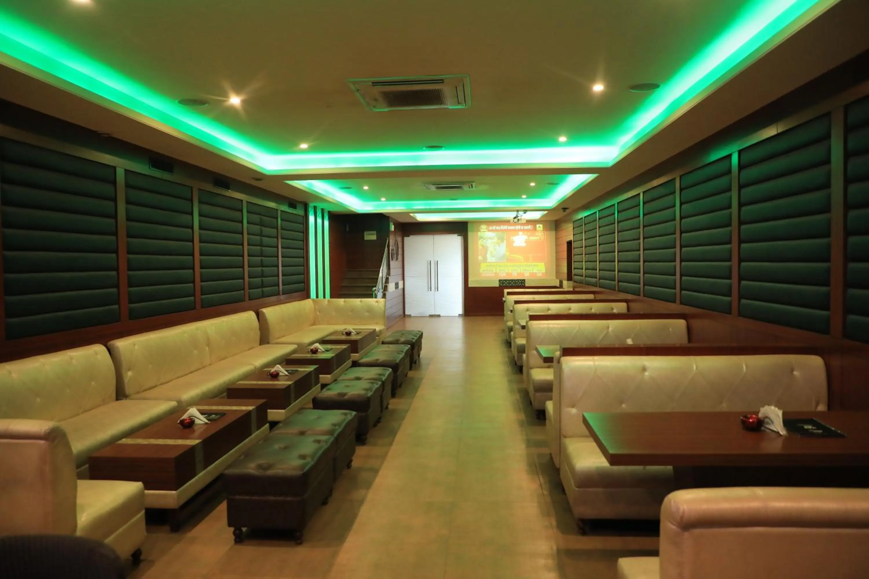 Lounge or bar in Cosmos Raj Plaza Jaipur