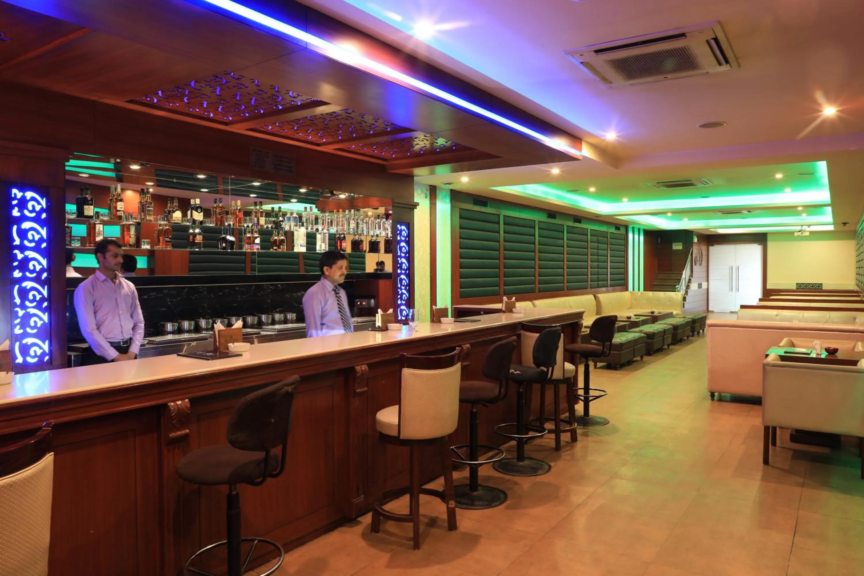 Lounge or bar in Cosmos Raj Plaza Jaipur