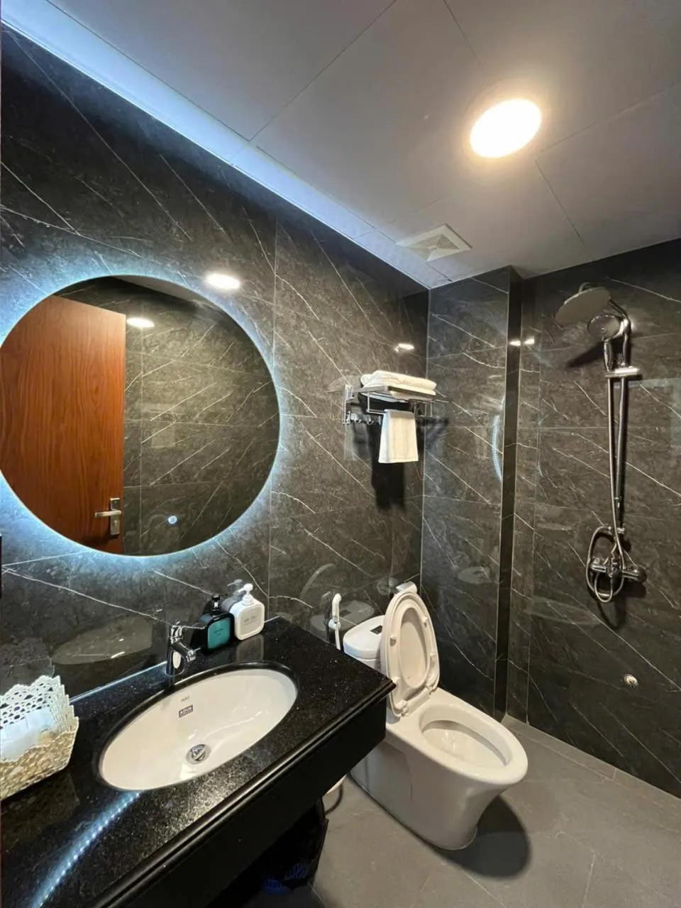 Shower in Hương Linh Apartment