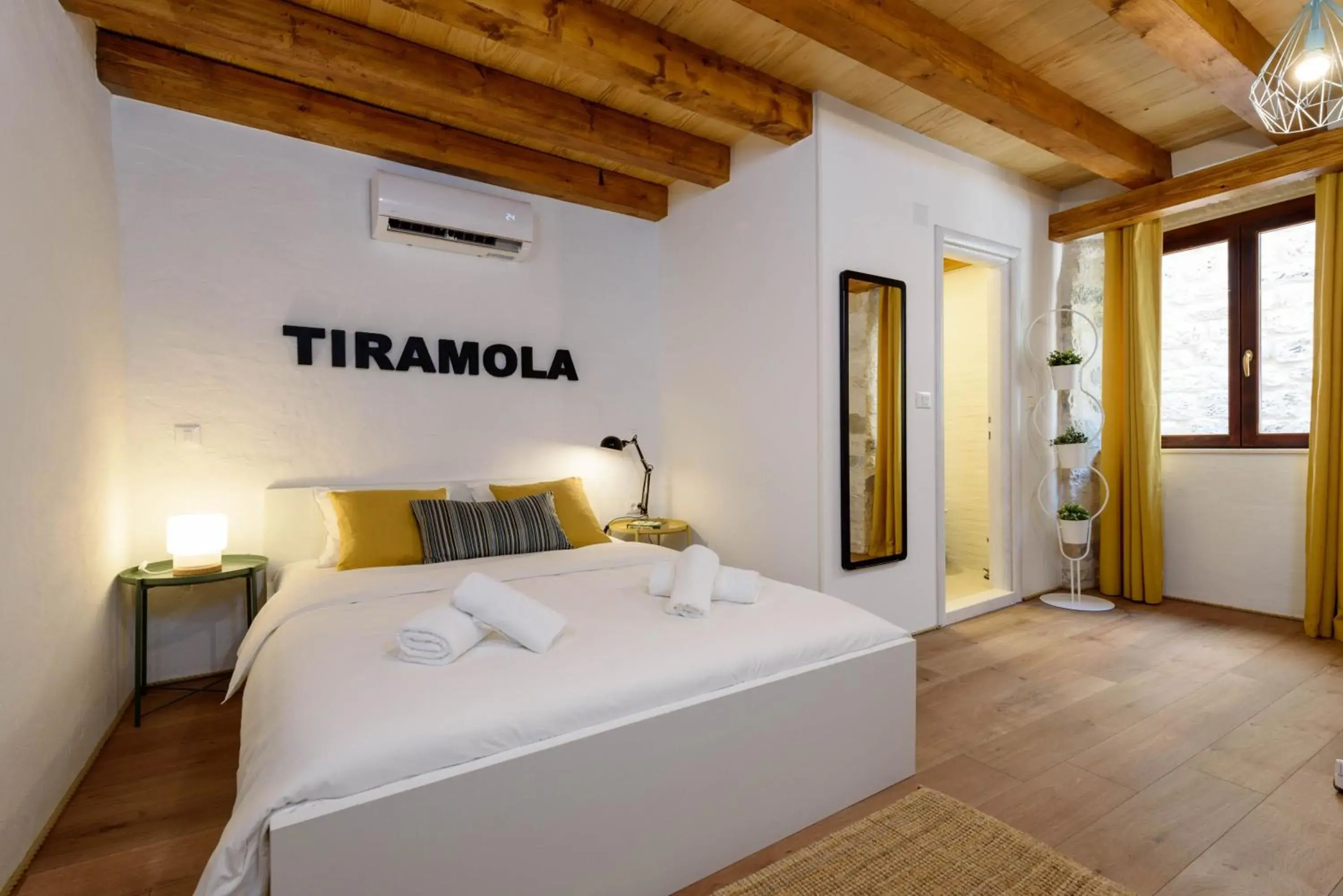 Deluxe Double Room in Apartments & Rooms Tiramola - Old Town Deluxe Double Room in Apartments & Rooms Tiramola - Old Town